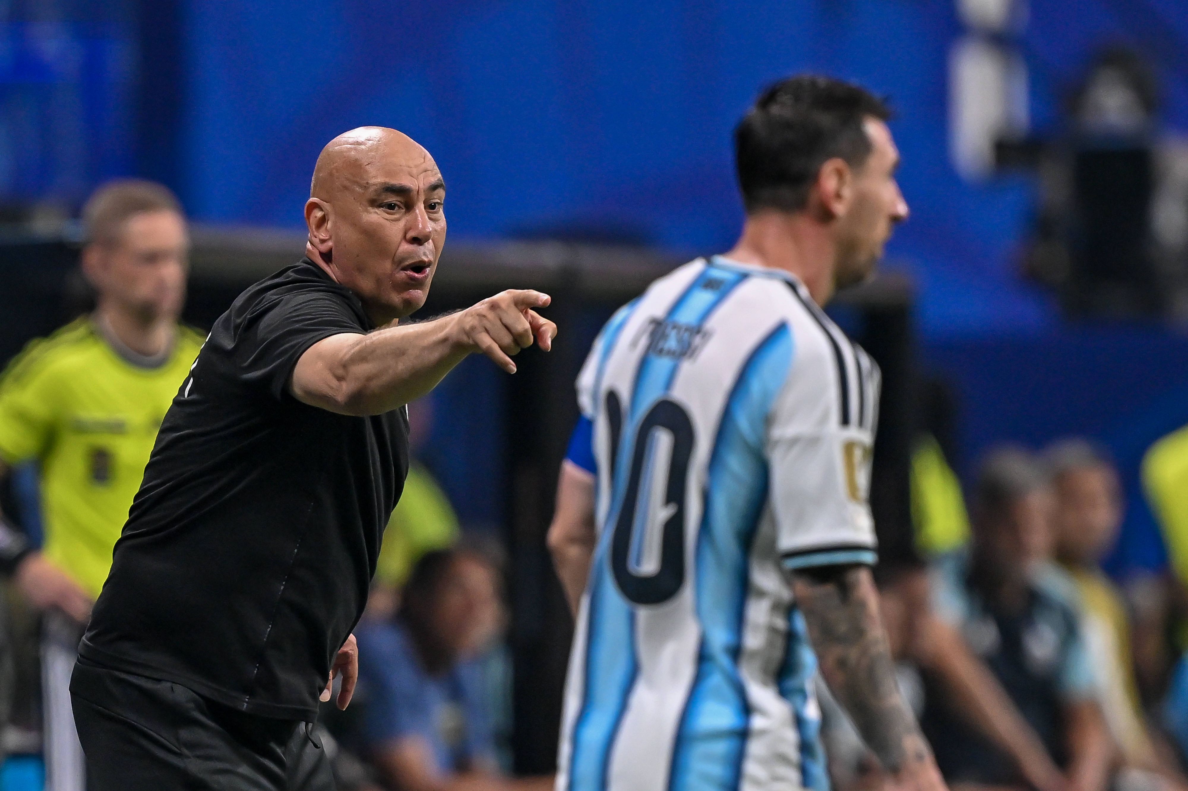 Der ägyptische Teamchef Hossam Hassan sprach über seine Konfrontation mit Superstar Lionel Messi im WM-Achtelfinale. 