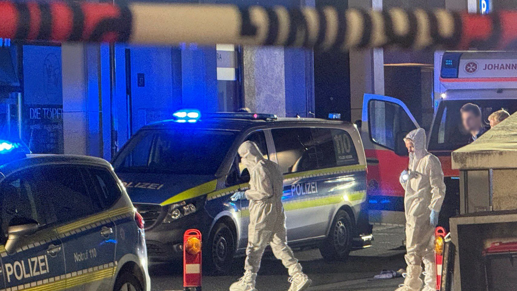Die Frau ist ihren Verletzungen nach an Ort und Stelle erlegen.