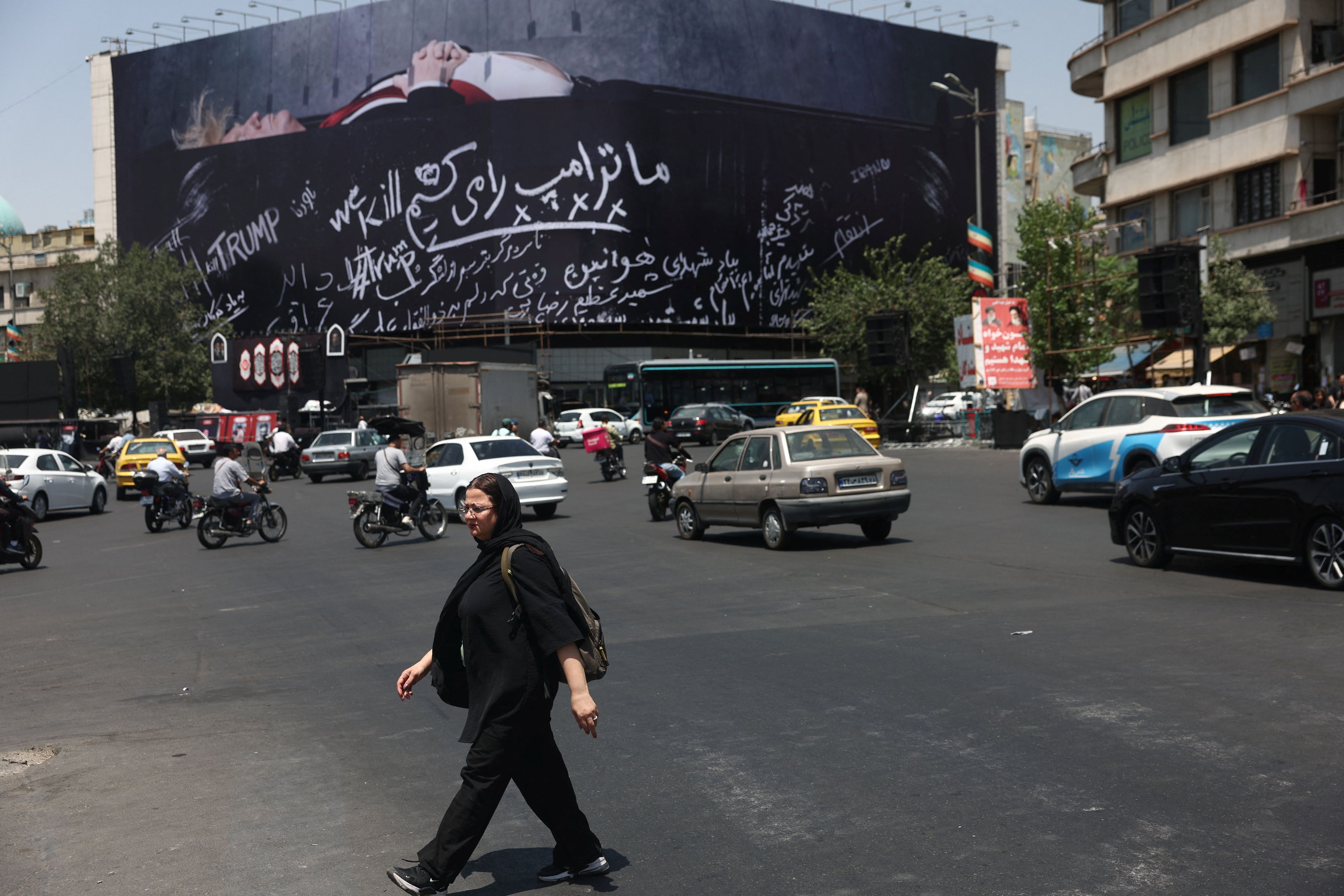 Auf einer Gebäudefassade in Teheran ist US-Präsident Donald Trump in einem Sarg zu sehen.