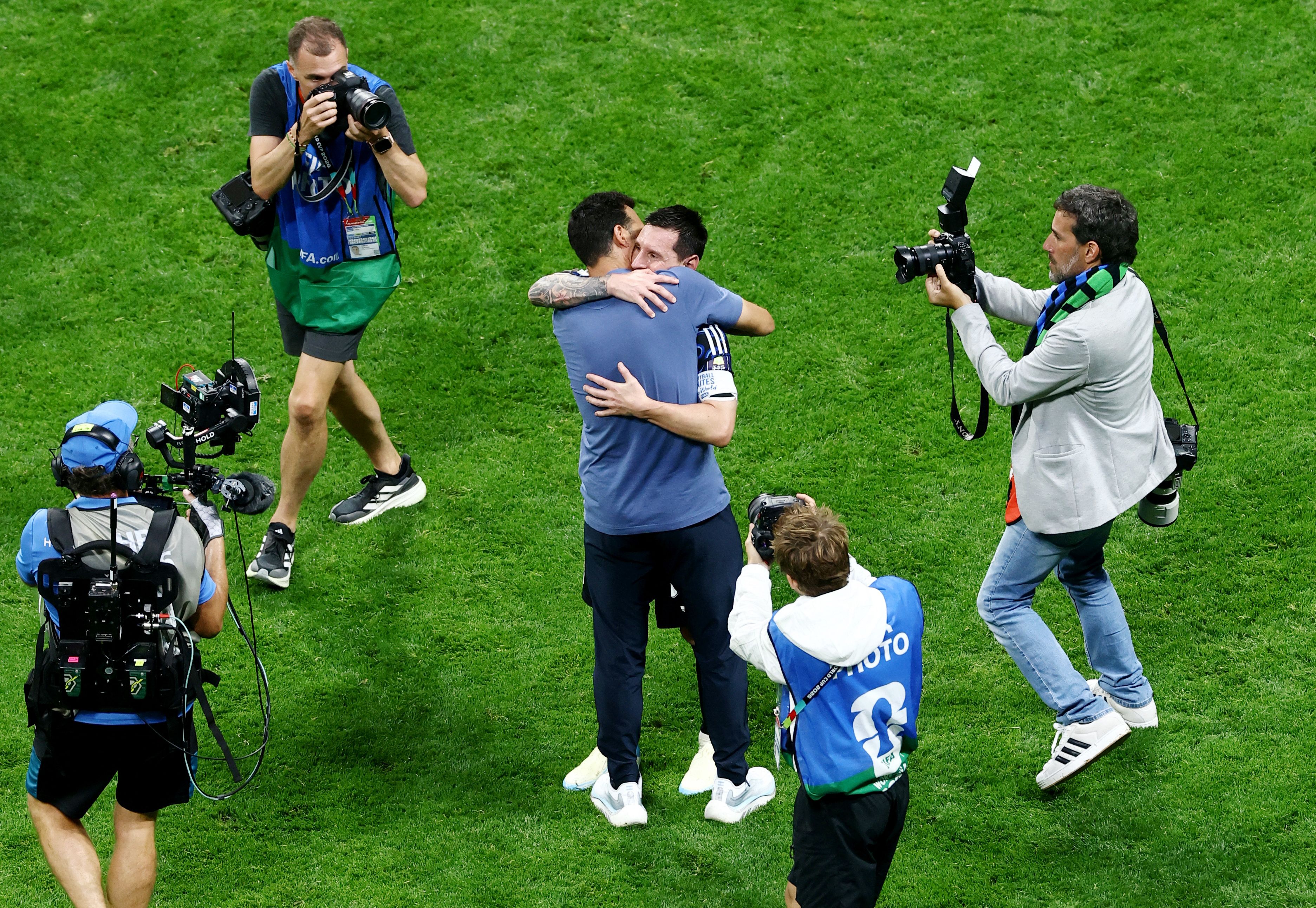 Lionel Messi und Coach Lionel Scaloni jubeln. 