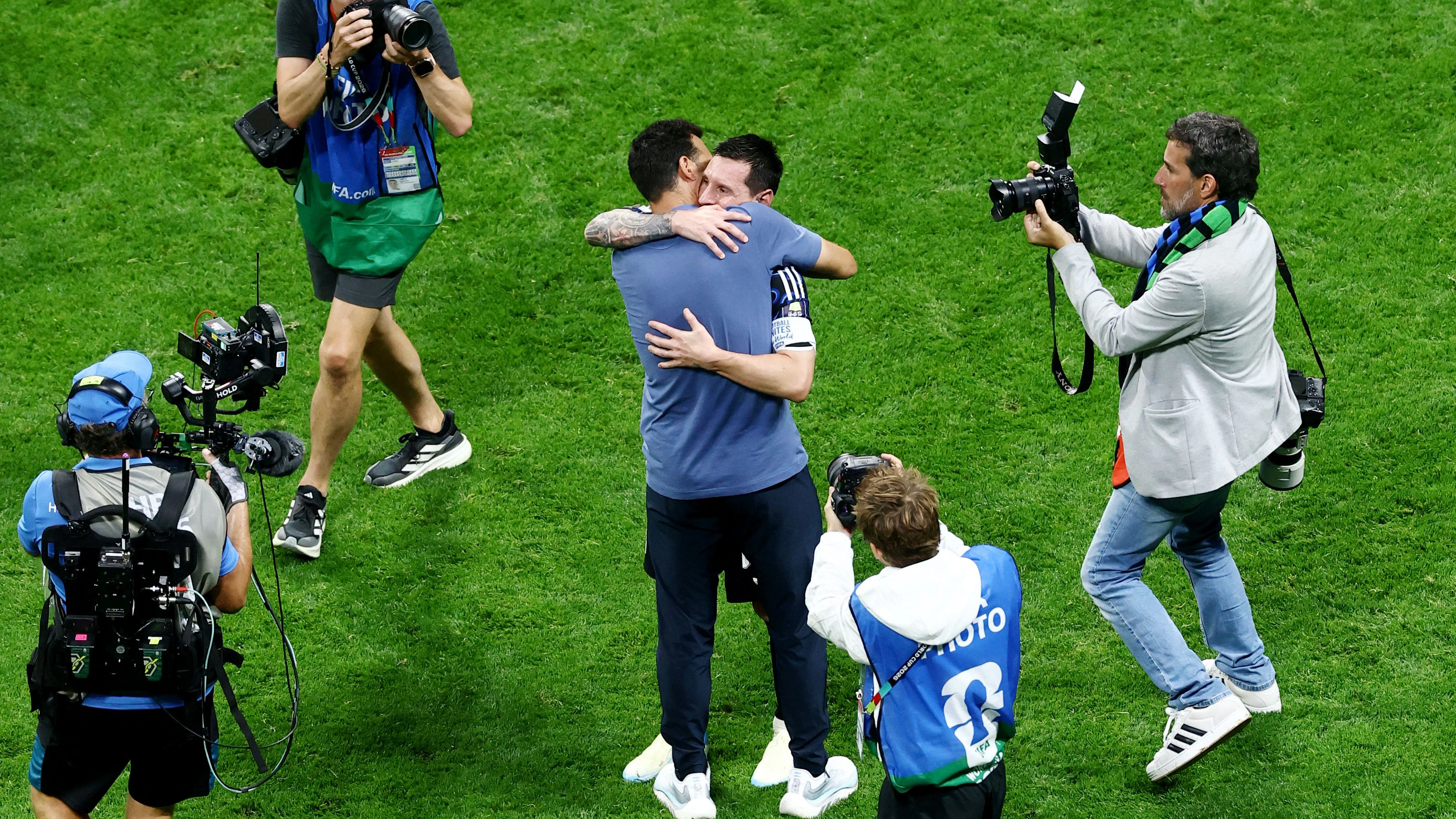 Lionel Messi und Coach Lionel Scaloni jubeln. 