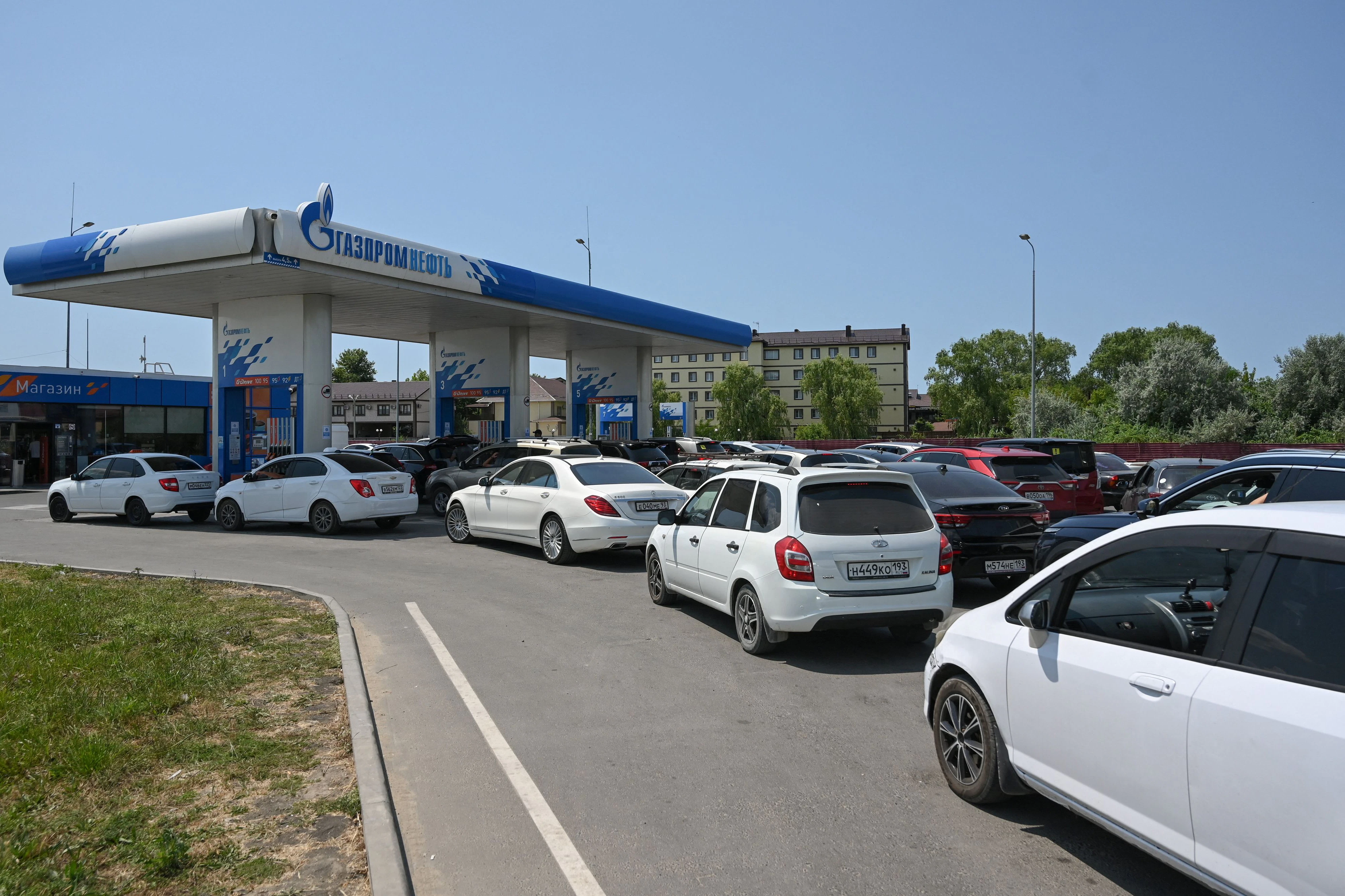 20 Liter pro Tag und Person: Pkw-Schlangen vor Tankstellen in Russland
