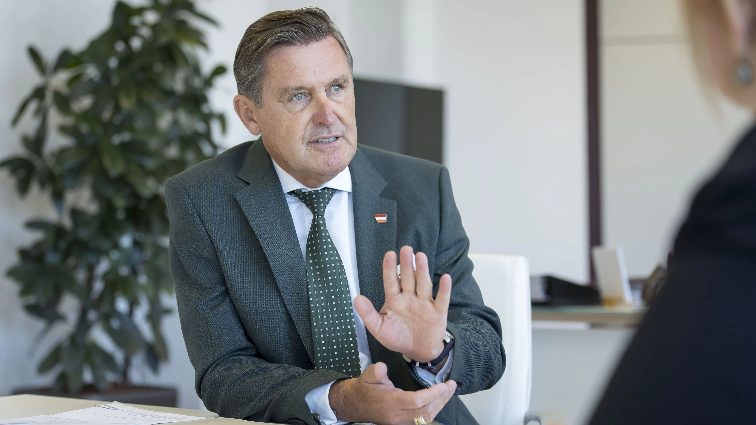 Mobilitätsminister Peter Hanke (SPÖ) schärft die Strafen für Raser nach.