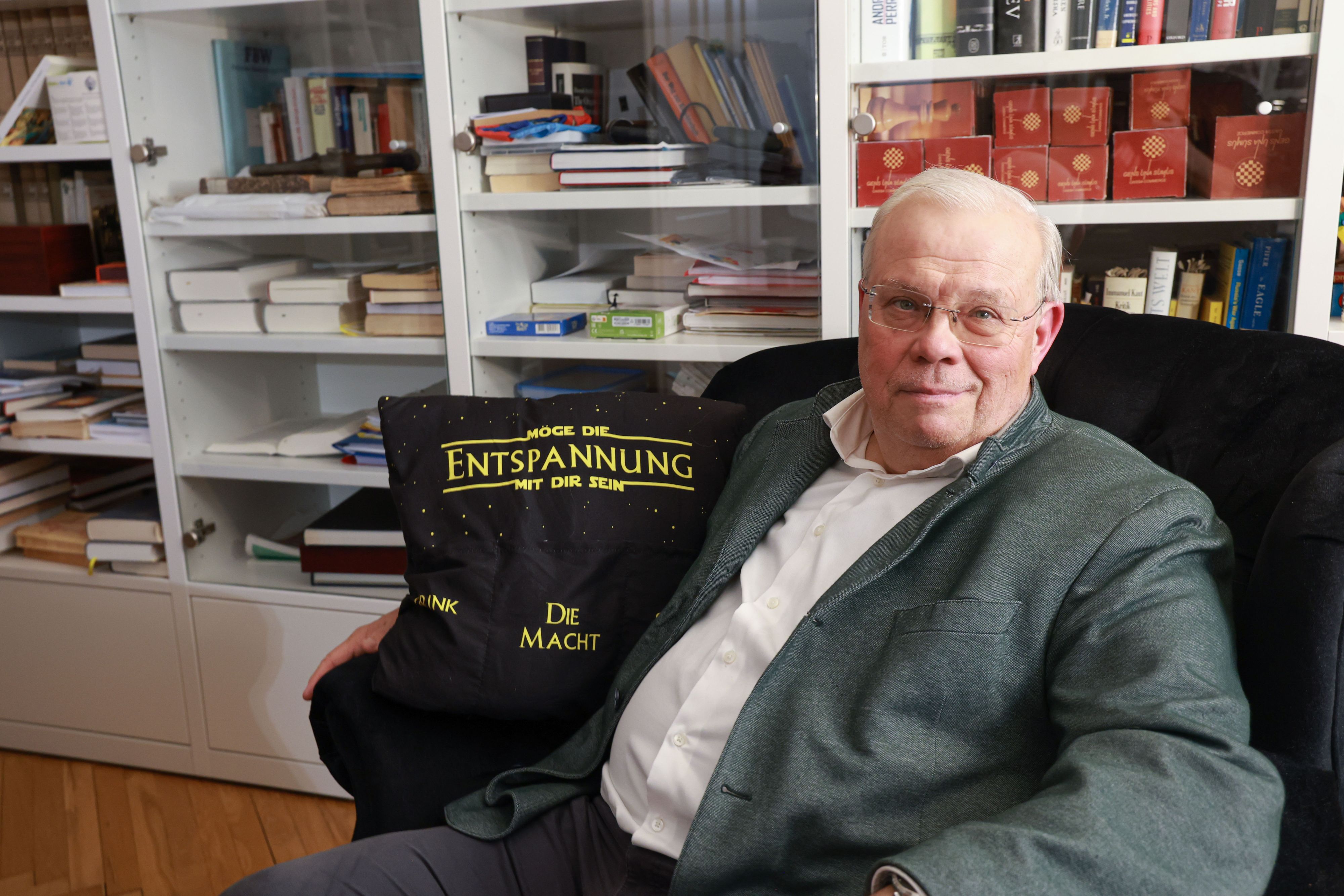 ORF Reporter Christian Wehrschütz in seiner Wohnung in Salzburg