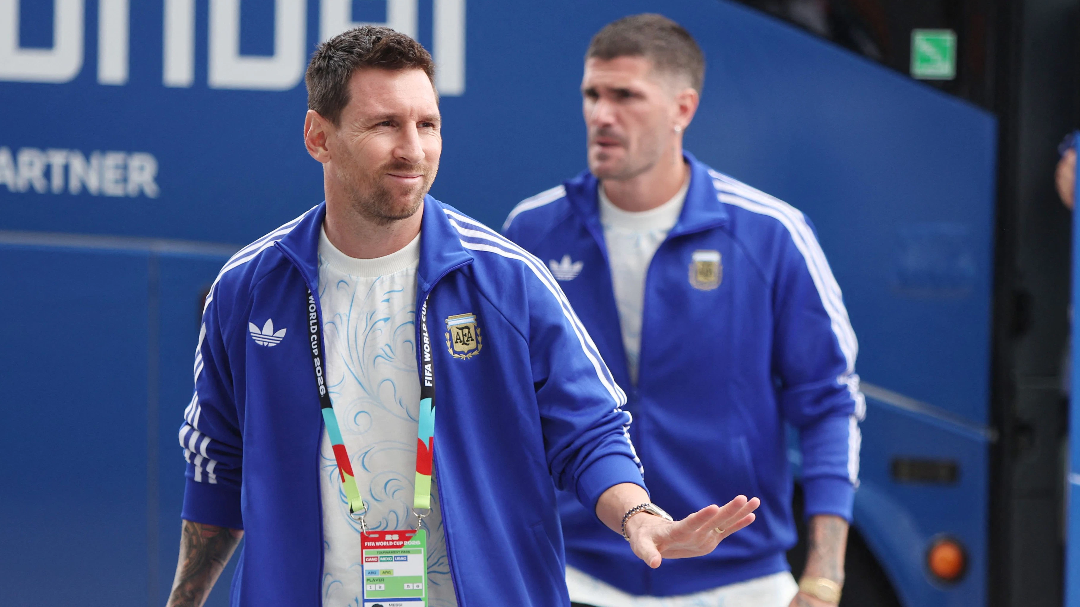 Lionel Messi und sein "Bodyguard" Rodrigo de Paul. 