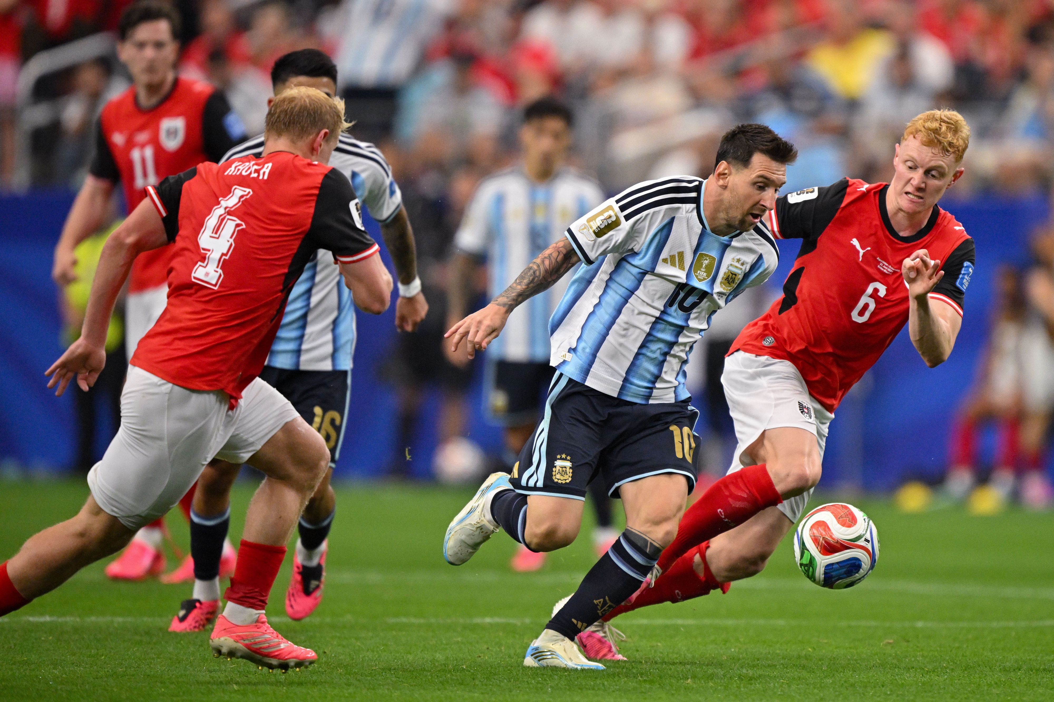 Messi enteilt der ÖFB-Abwehr.