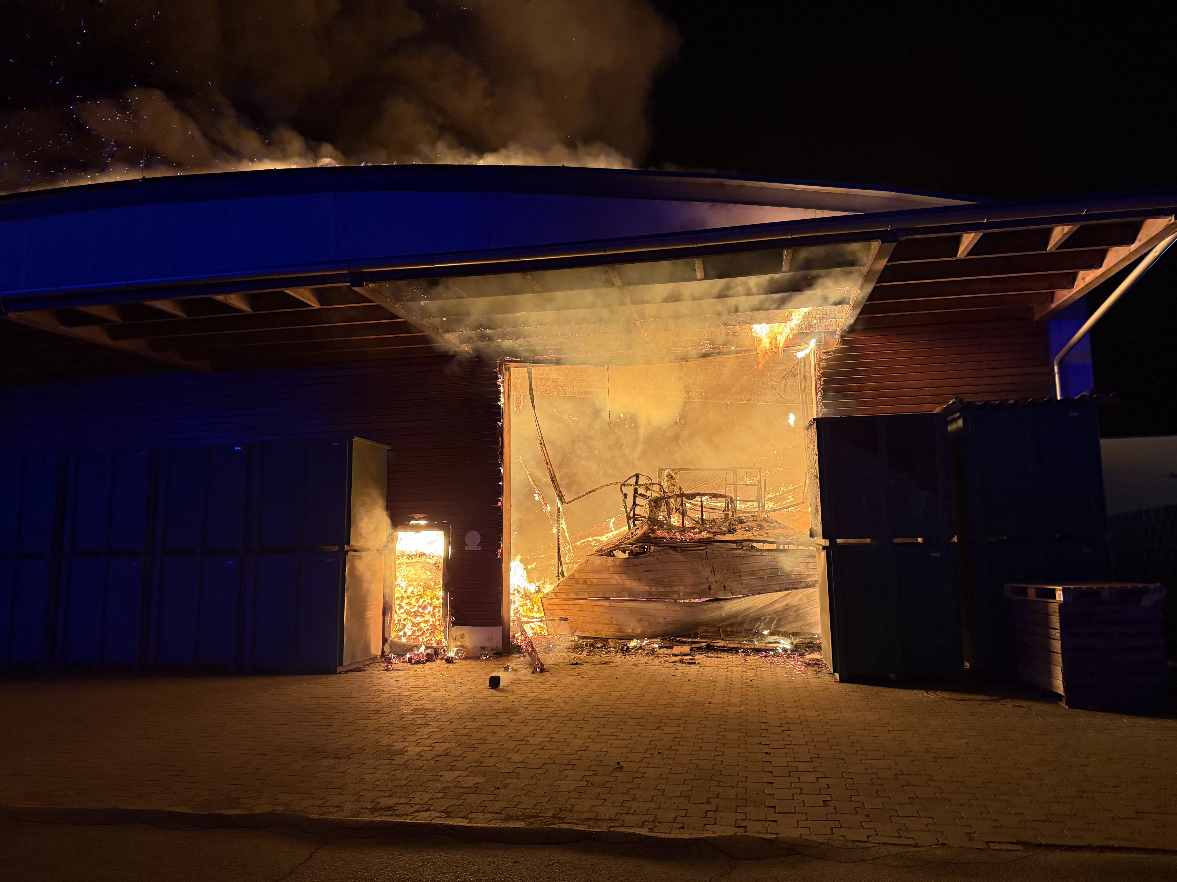 Um 1.30 Uhr wurden zahlreiche Feuerwehren zu einem Gebäudebrand alarmiert.