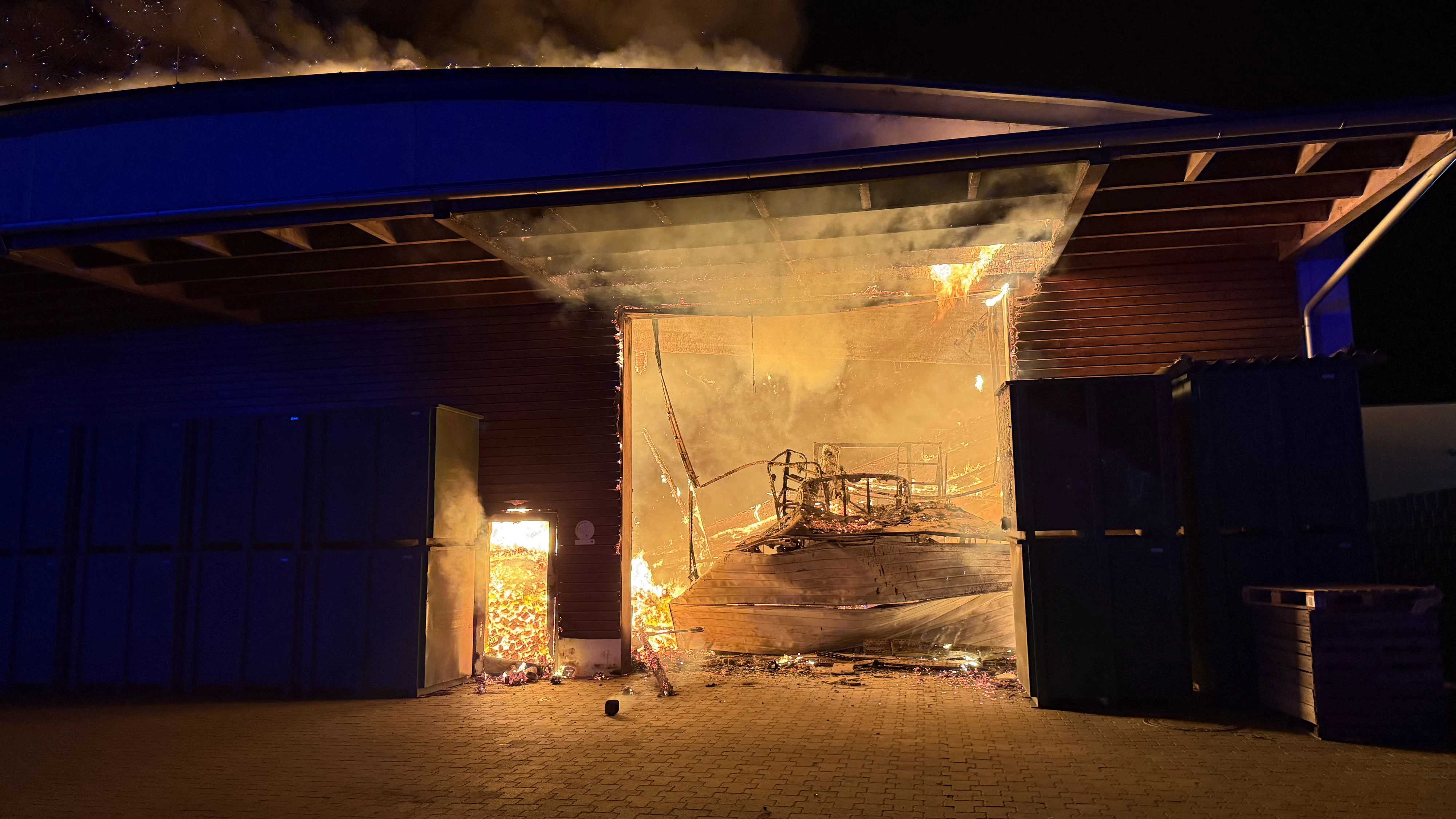 Heute.at - Lagerhalle in Vollbrand – auch Kirche fängt Feuer