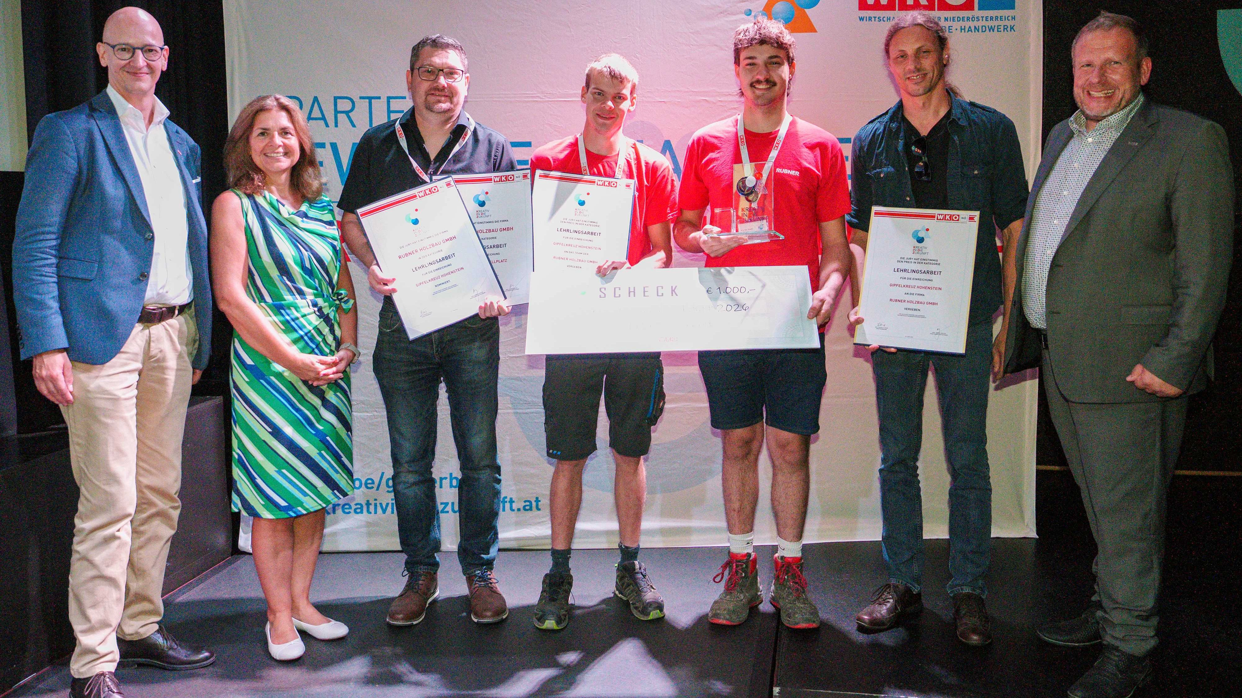 WKNÖ-Direktor Johannes Schedlbauer, WKNÖ-Vizepräsidentin Monika Ei-senhuber, Siegfried Kreditsch, Leonhard Schweiger, Florian Resch, MartinHeiss (alle Rubner Holzbau) und Spartenobmann Jochen Flicker (v.l.)