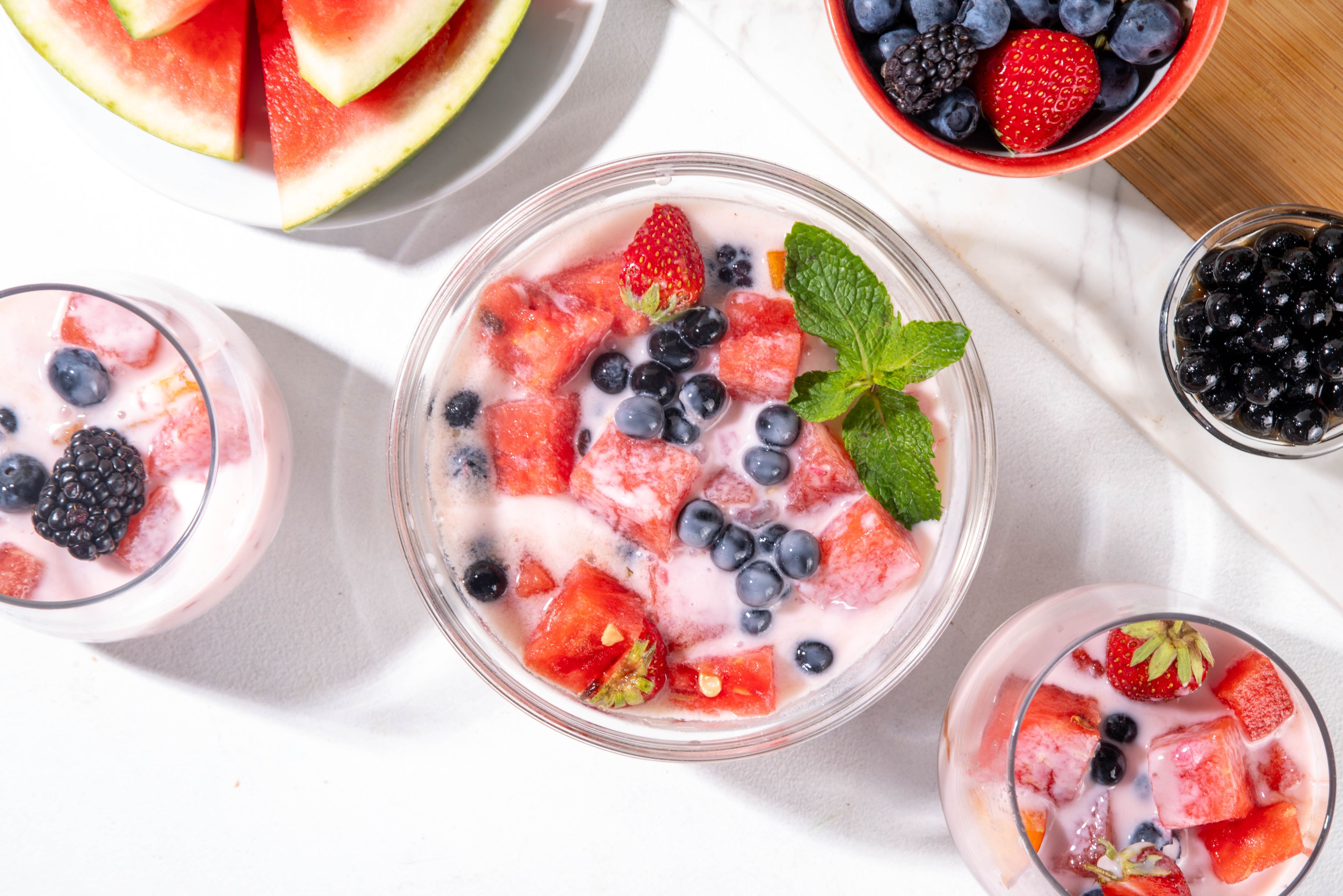 Hwachae ist ein traditioneller koreanischer Fruchtpunsch, der mit Obst, Eis und einer süßen Milch- oder Limonadenbasis zubereitet wird.