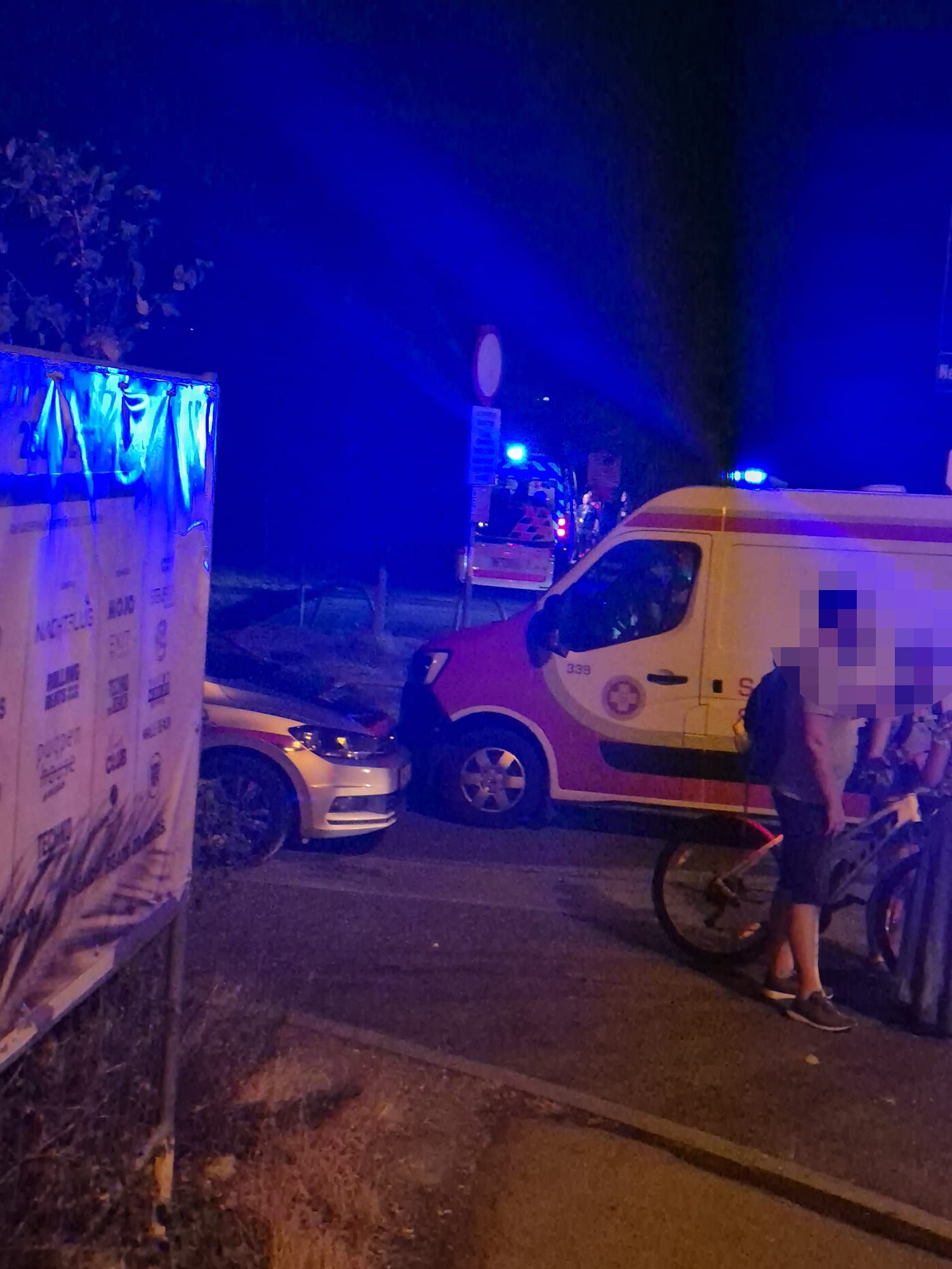 Scheinbar grundlos beleidigten die drei Männer die Gruppe und attackierten diese schließlich körperlich. Die drei Angreifer sollen ihren Opfern auch mit dem Tod gedroht haben.