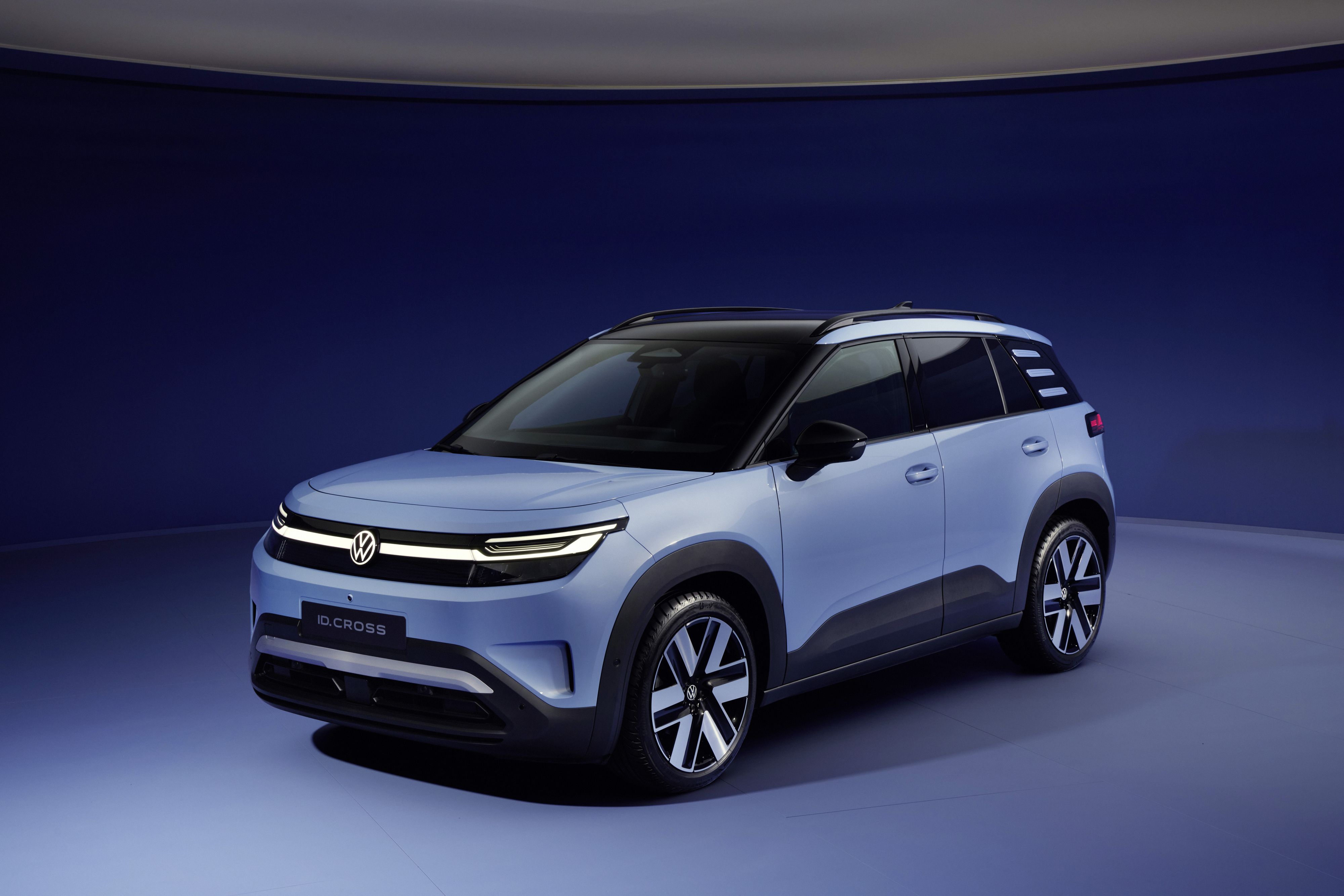 Weltpremiere! VW hat eben das kompakte, vollelektrische SUV ID. Cross vorgestellt.