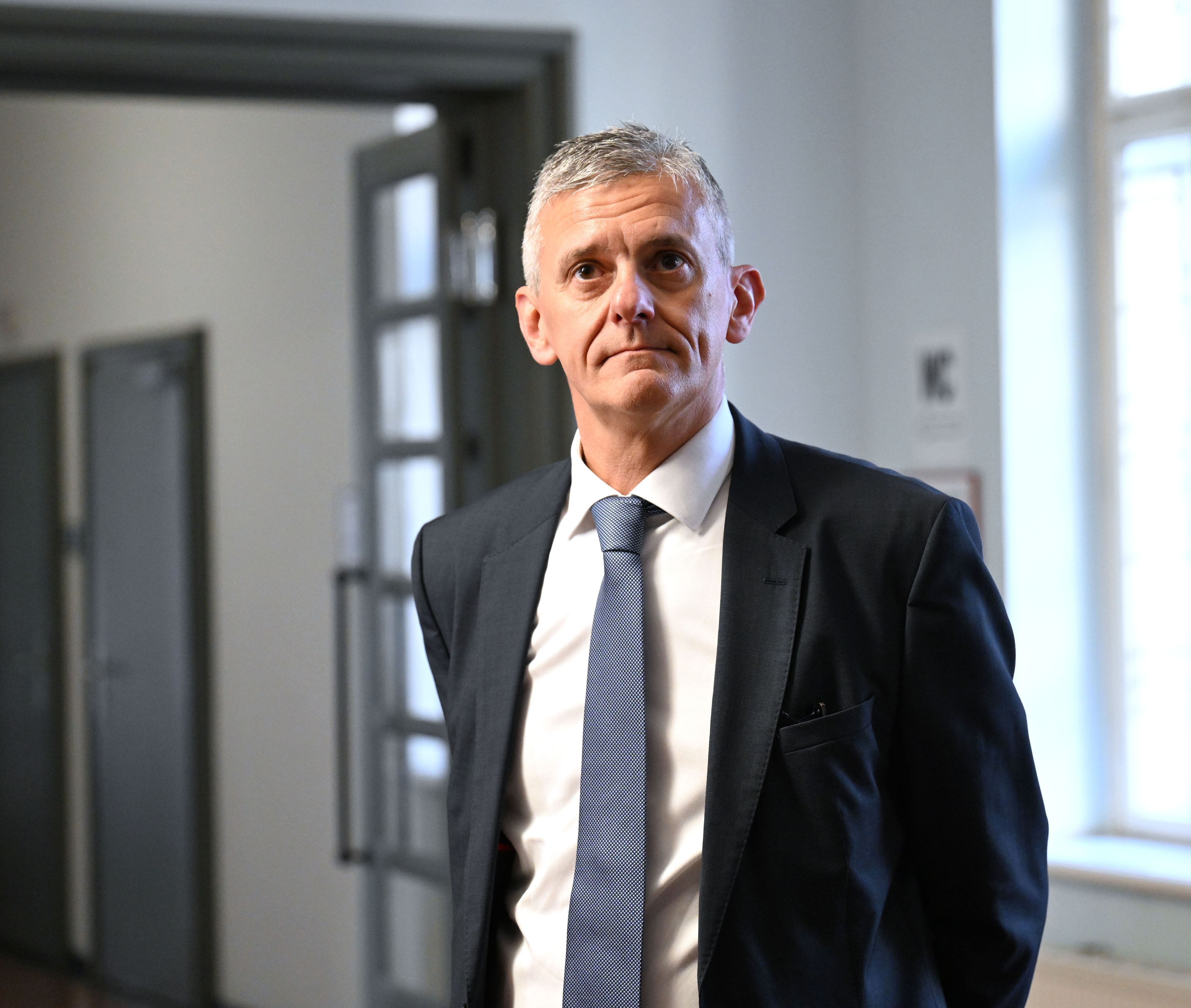 Der ehemalige FPÖ-Büroleiter René Schimanek wird trotz einer Verurteilung wegen NS-Wiederbetätigung beim Freiheitlichen Bildungsinstitut beschäftigt.