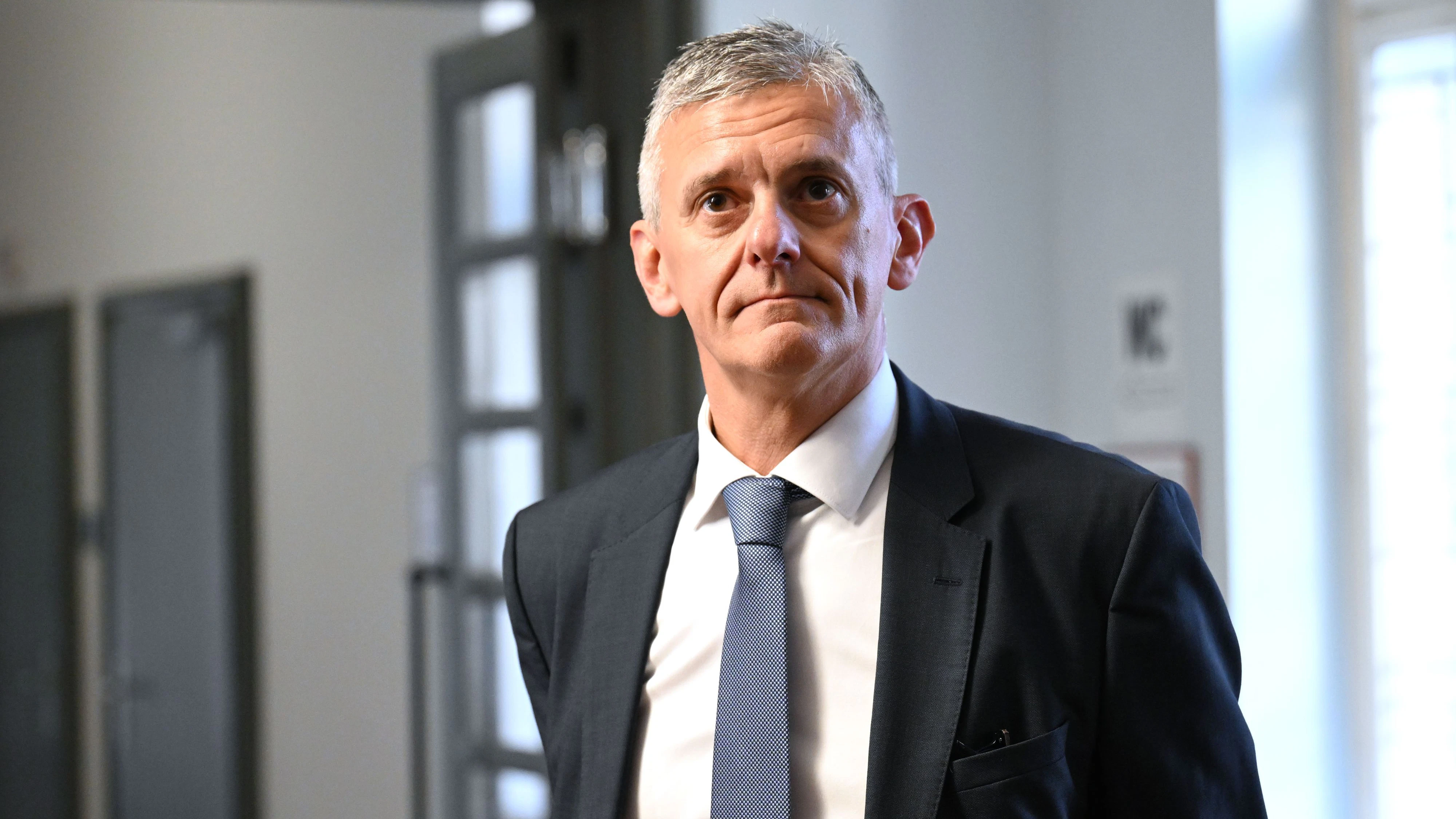 ABD0045_20260311 - KREMS - ÖSTERREICH: René Schimanek am Mittwoch, 11. März 2026, anl. eines Prozesses nach dem Verbotsgesetz (wegen Todesanzeige für seinen verstorbenen Vater) am Landesgericht Krems. - FOTO: APA/HELMUT FOHRINGER