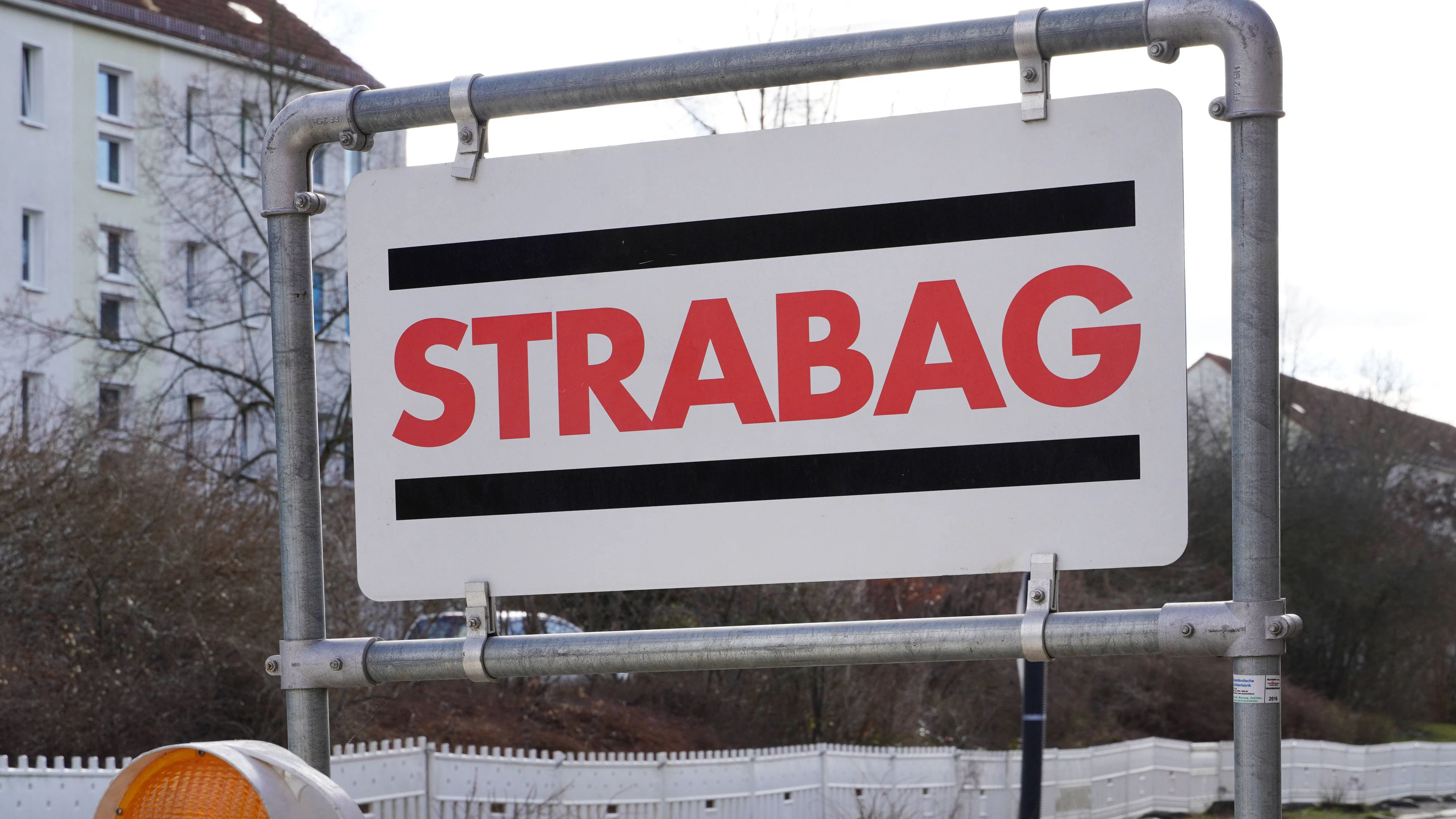 Strabag, Bauunternehmen, österreichischer Baukonzern, Schriftzug an einer Werbetafel vor einer Straßenbaustelle *** Strabag, Construction company, Austrian construction group, Logo to a Werbetafel before a Road construction site 1131608559