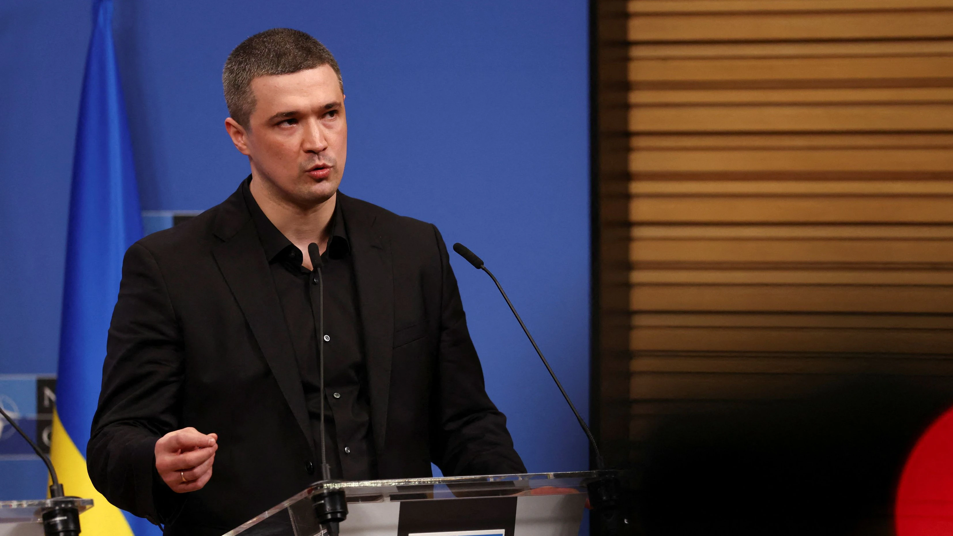 Verteidigungsminister Mychailo Fedorow tritt zurück. 