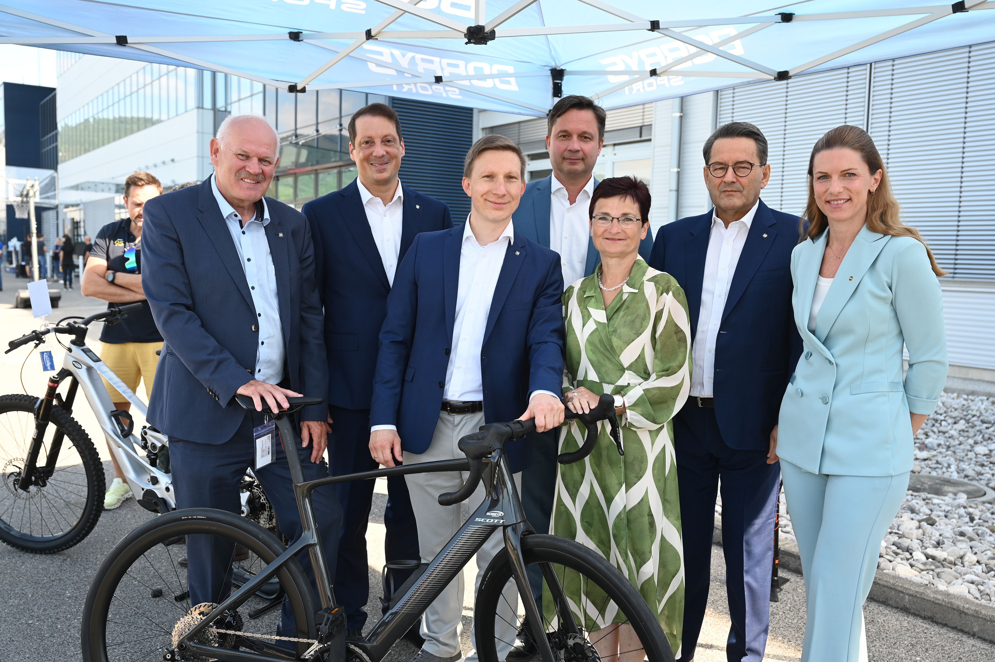Klaus Niedl (Head of Group HR), Stefan Krenn (Vorstand NOVOMATIC AG), Christoph Neubauer (Director Group CR & ESG), Johannes Gratzl (Vorstand NOVOMATIC AG), Dagmar Händler (Bürgermeisterin Gumpoldskirchen), Ryszard Presch (Vorstand NOVOMATIC AG), Alexandra Lindlbauer (Director Group Marketing & Communications, v.l.)