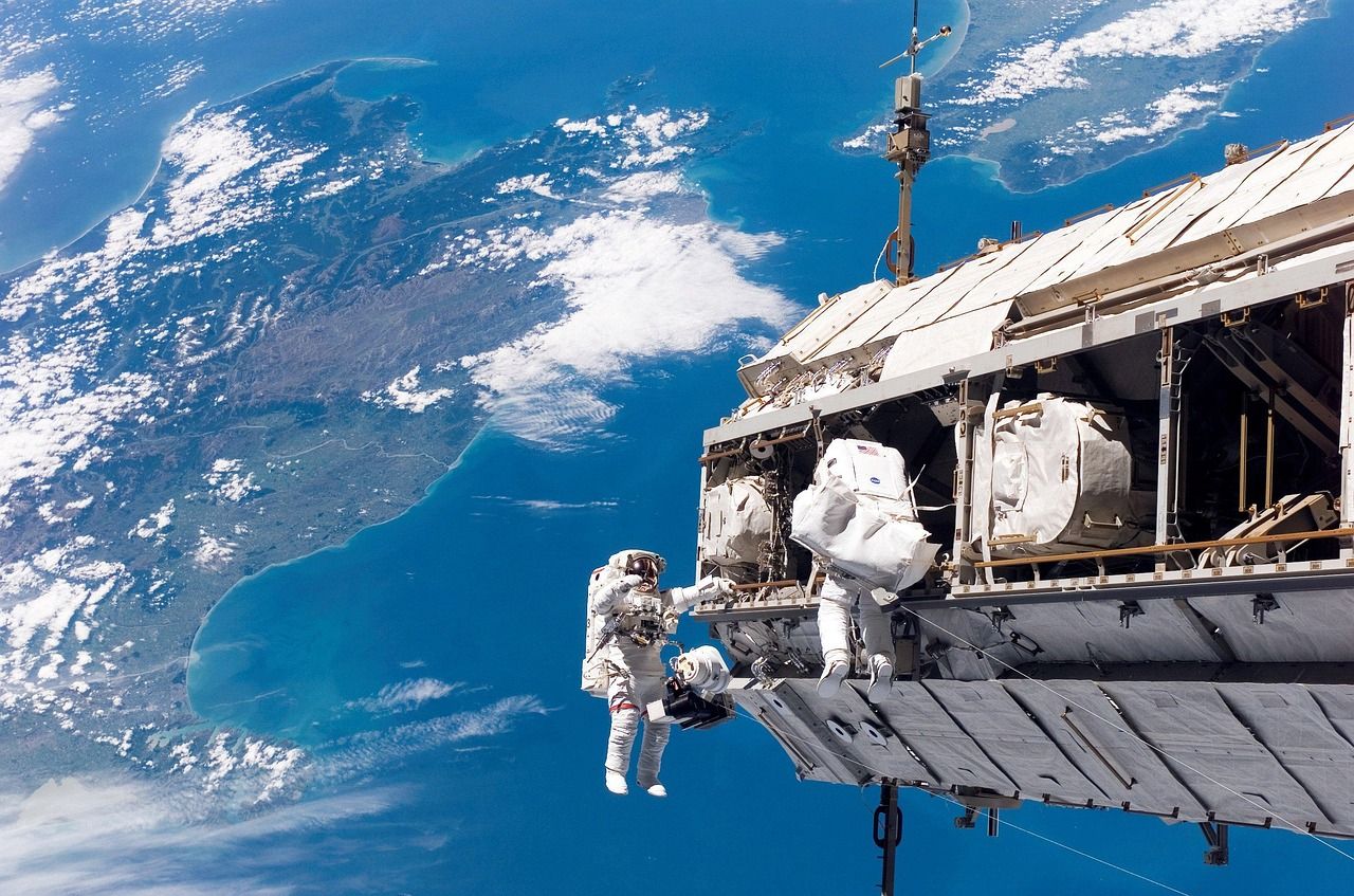 Astronaut beim Weltraum-Außeneinsatz über der Erde