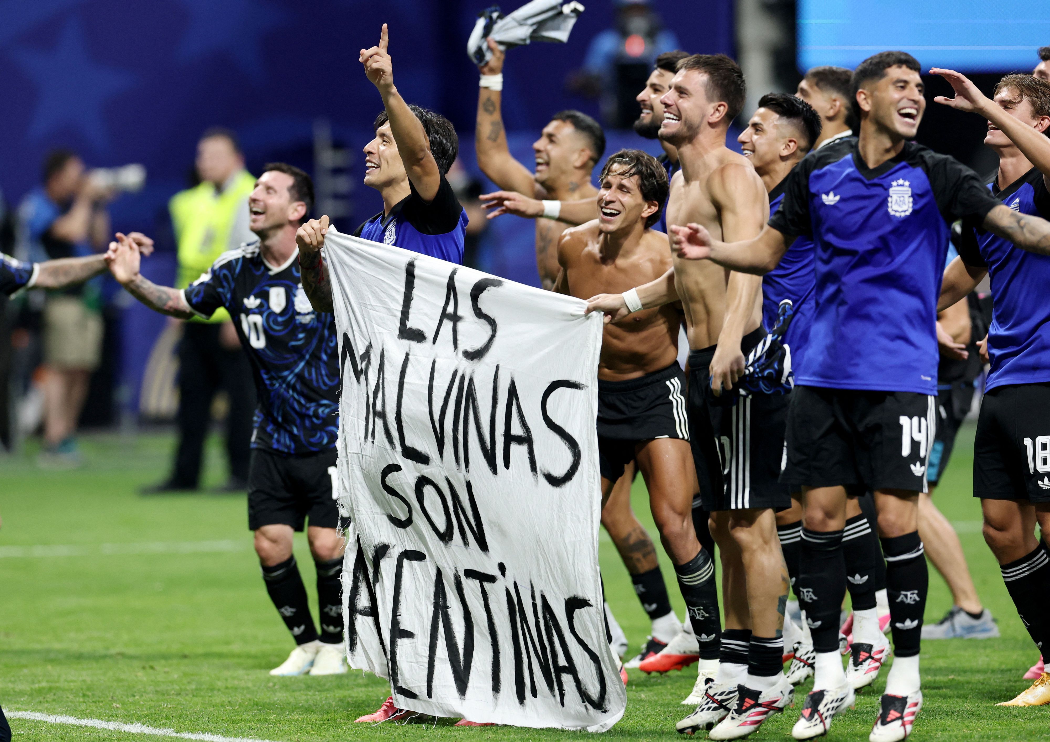 Argentinische Spieler und Fans zeigten ein provokantes Plakat. 