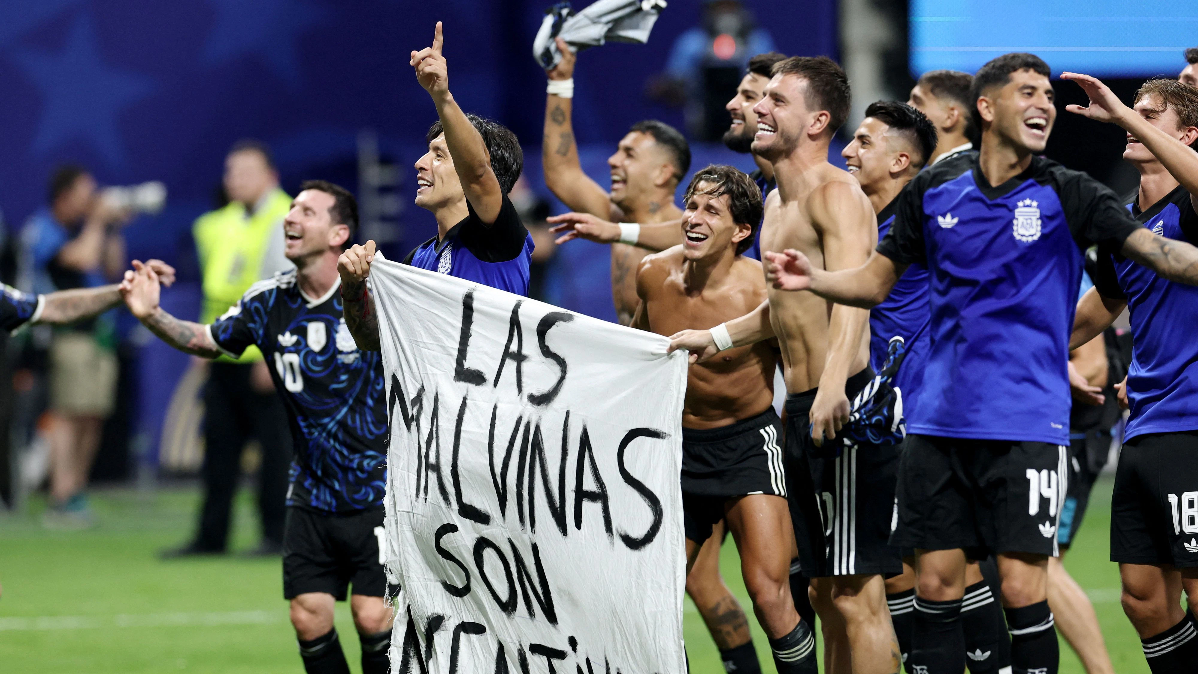 Argentinische Spieler und Fans zeigten ein provokantes Plakat. 