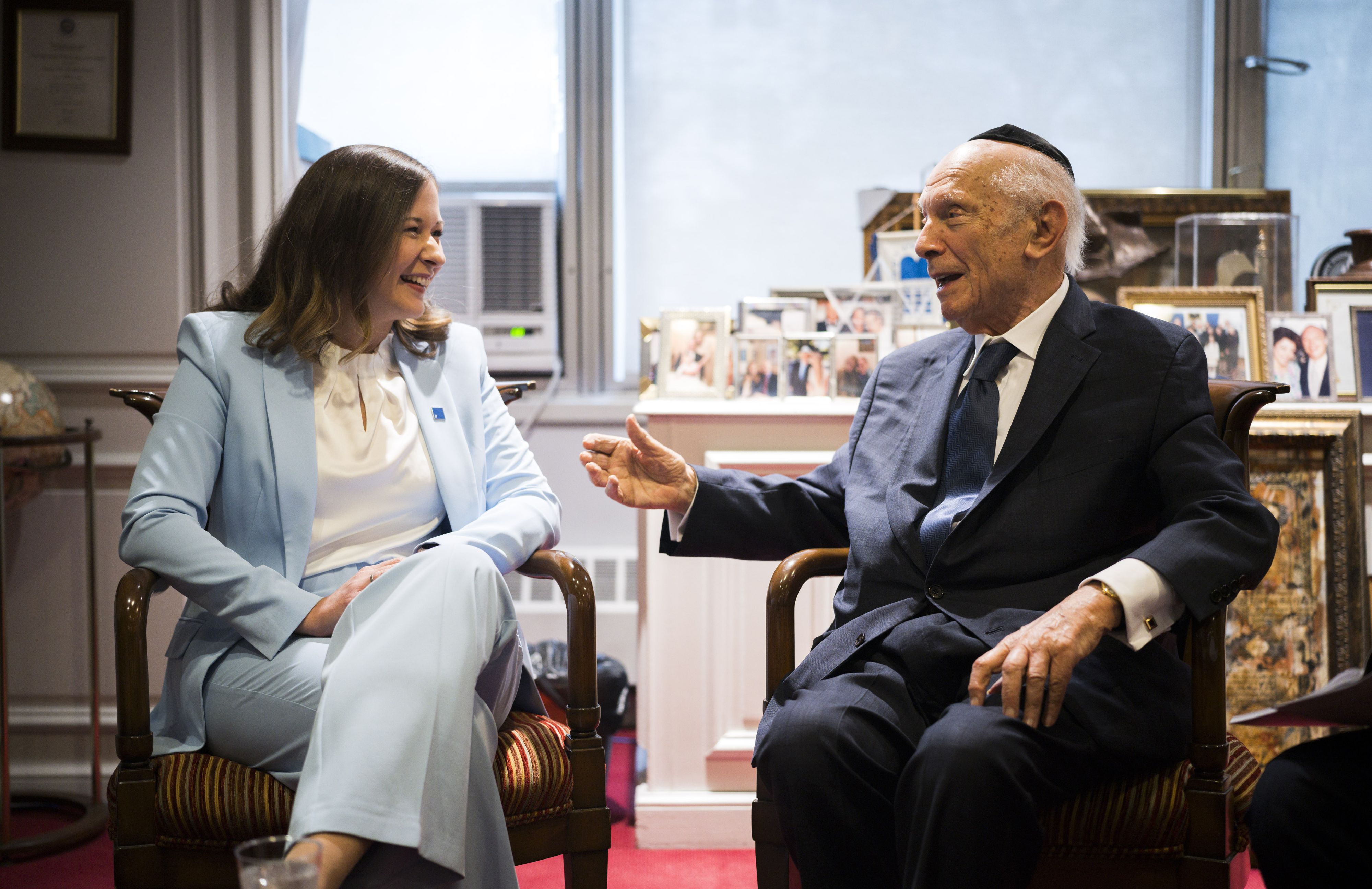 Ministerin Claudia Bauer (ÖVP) traf bei ihrem Besuch in New York Rabbi Arthur Schneier.