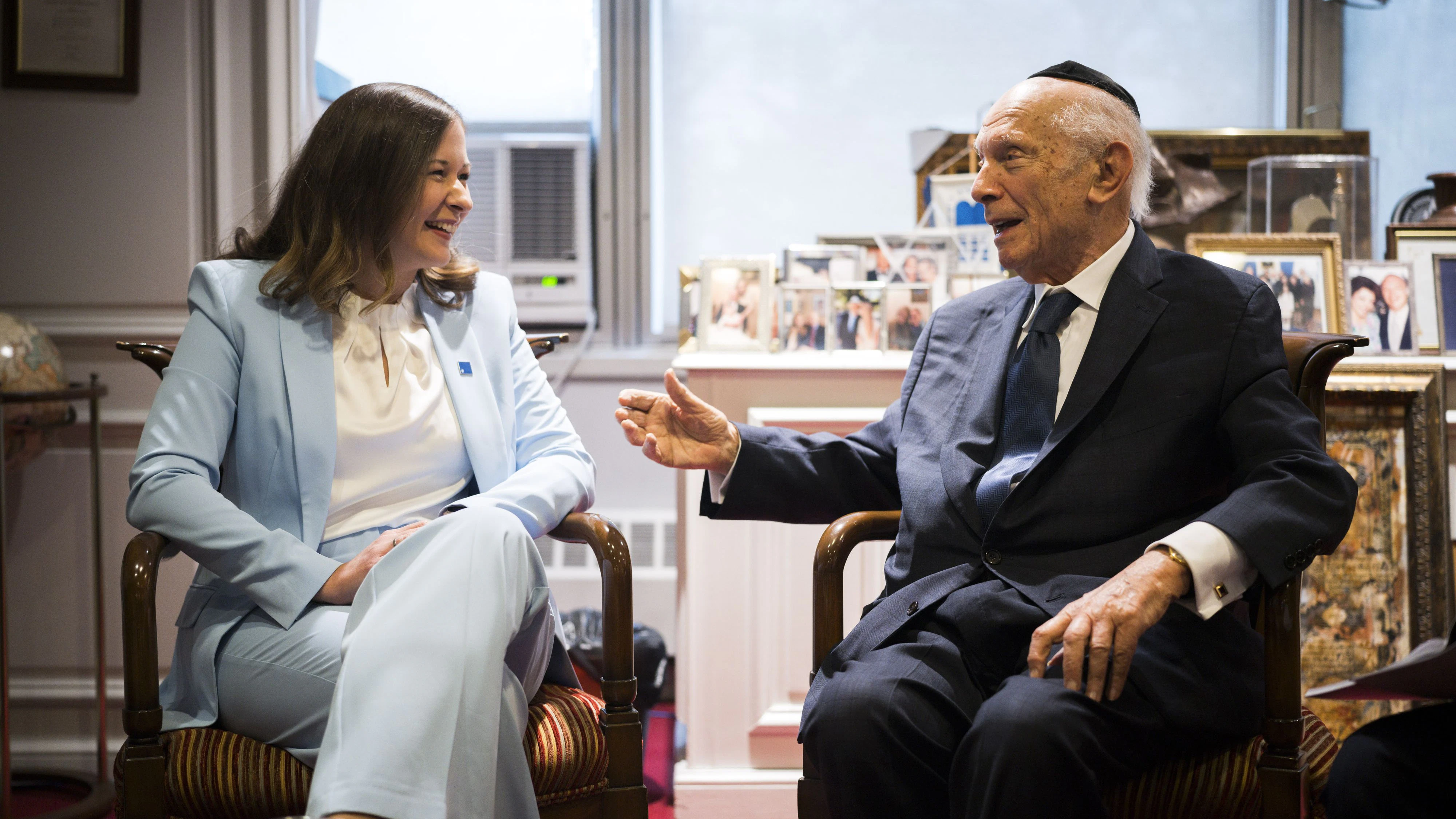 Ministerin Claudia Bauer (ÖVP) traf bei ihrem Besuch in New York Rabbi Arthur Schneier.