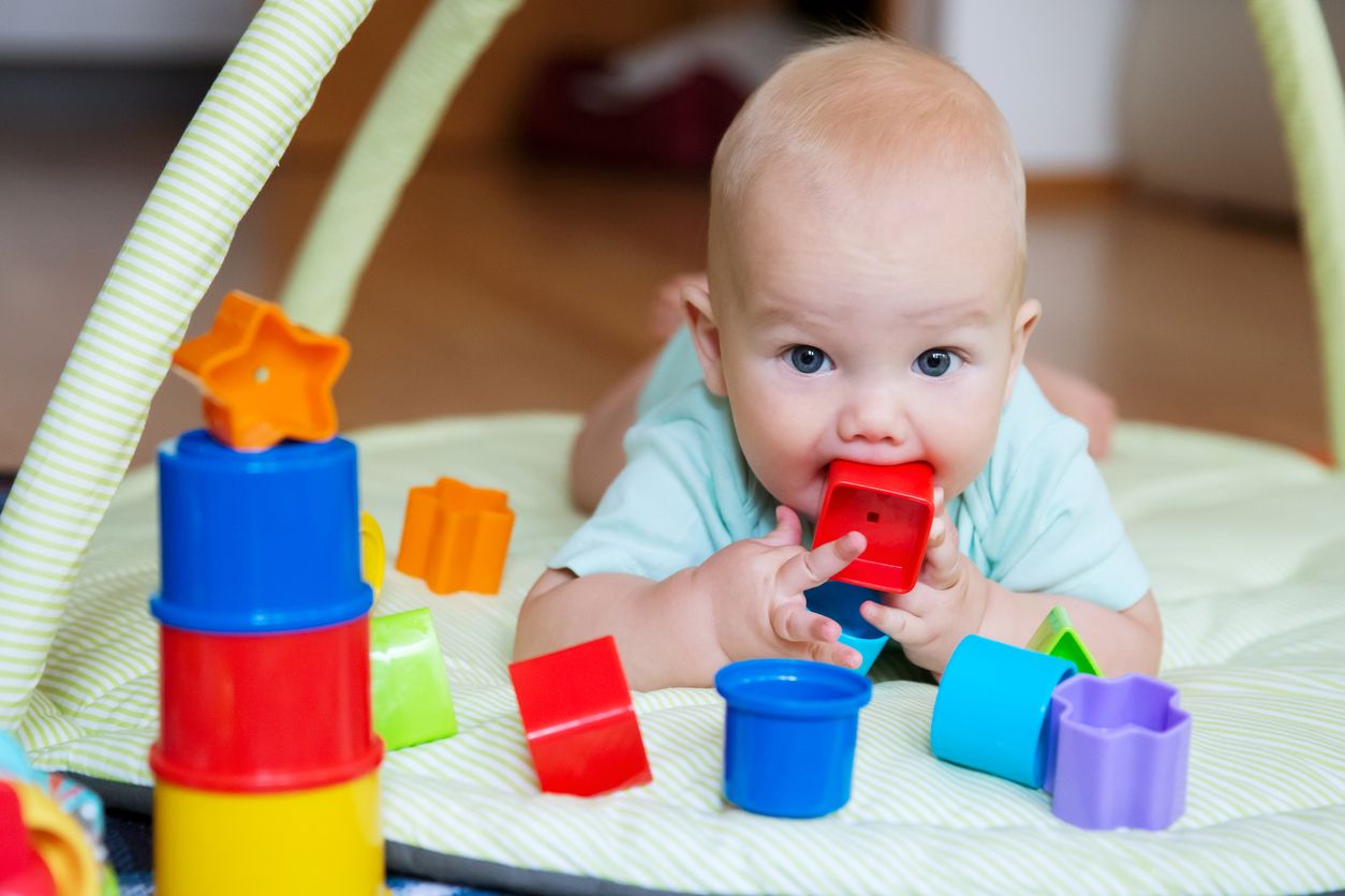 Babys kommen heutzutage immer häufiger bereits vor der Geburt mit Mikroplastik in Kontakt. 