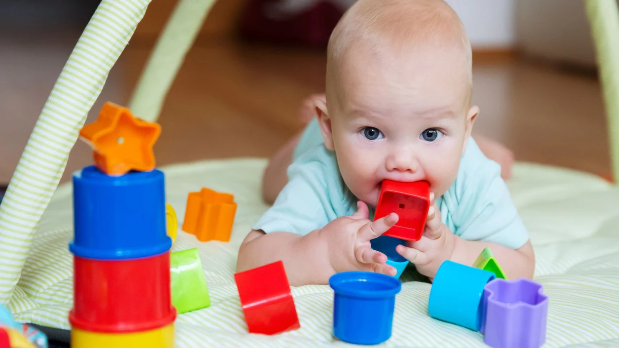 Babys kommen heutzutage immer häufiger bereits vor der Geburt mit Mikroplastik in Kontakt. 