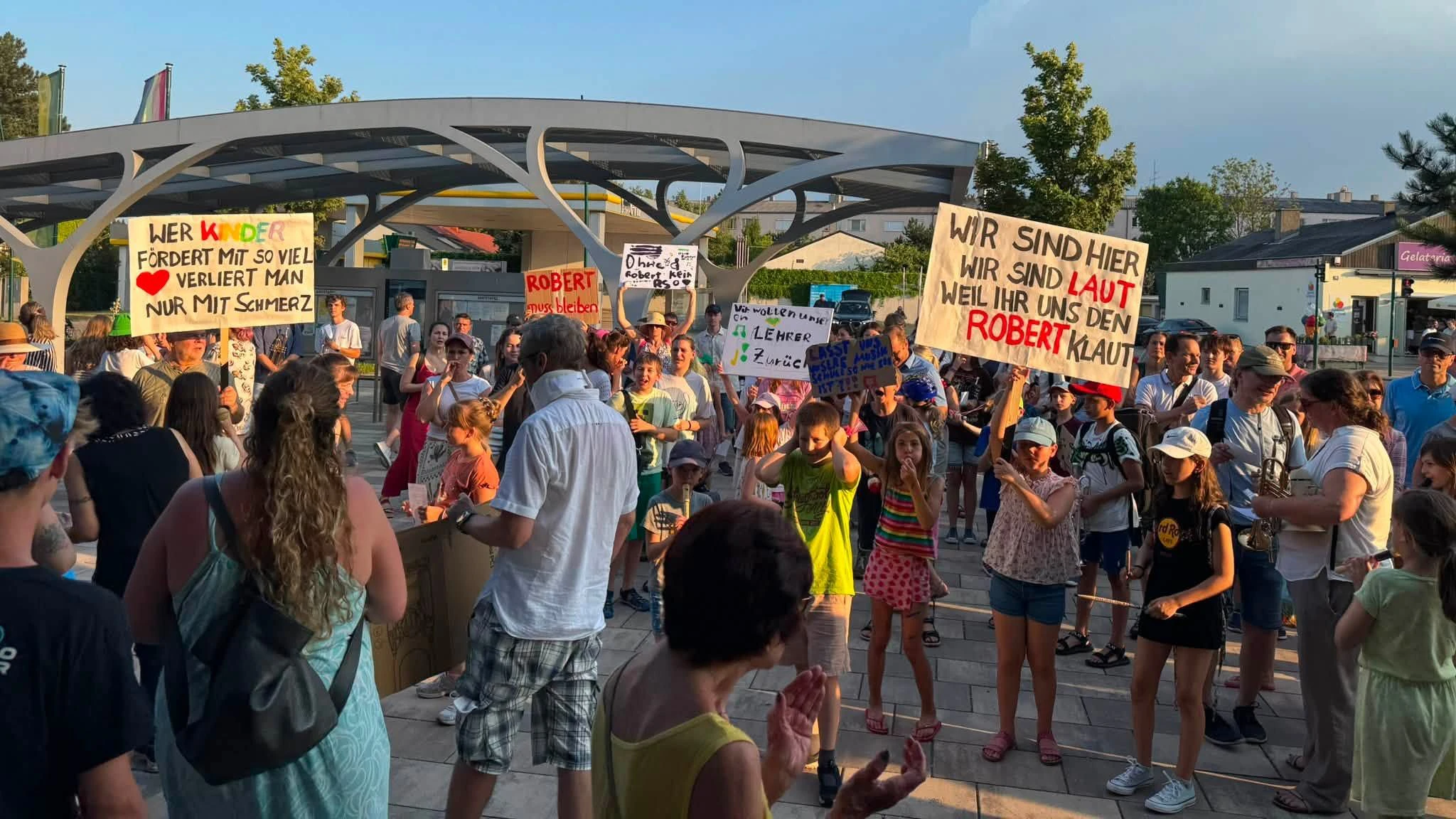 Kollegen, Schüler und deren Eltern protestieren gegen den Rauswurf von Musiklehrer Robert Rother.