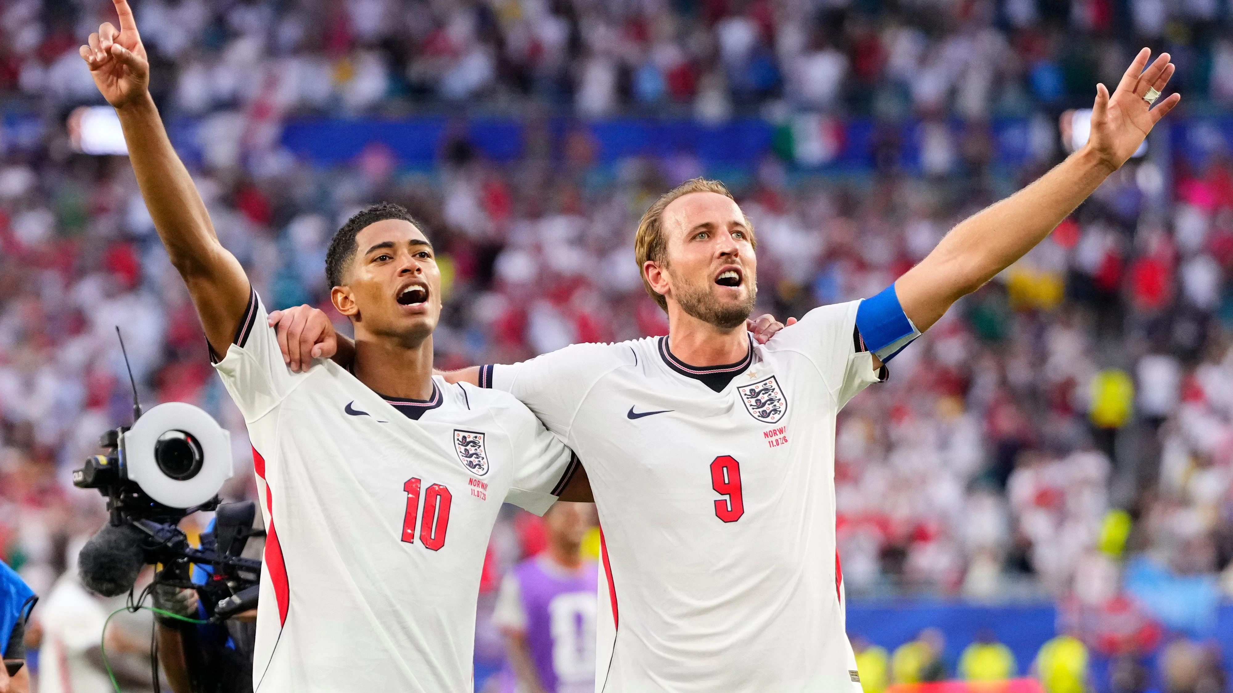 MIAMI GARDENS,FLORIDA,USA,11.JUL.26 - SOCCER - FIFA World Cup 2026, quarterfinal, Norway vs England. Image shows the rejoicing of Jude Bellingham and Harry Kane (ENG). Photo: GEPA pictures/ ZUMA Press/ ZUMA Press Wire/ AFP7/ Jose Breton/ - ATTENTION - COPYRIGHT FOR AUSTRIAN CLIENTS ONLY
