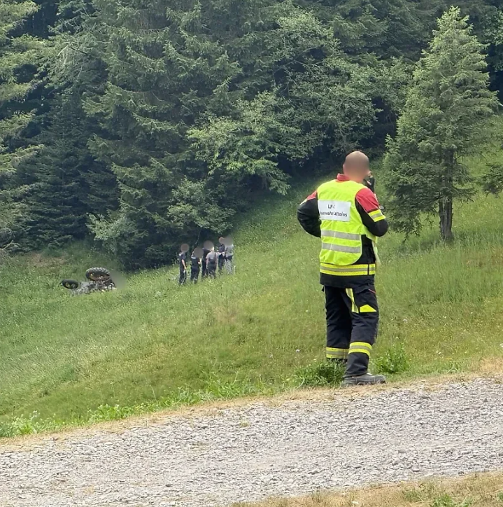 Ein Vater und seine Tochter kamen bei dem Traktorabsturz in Satteins ums Leben.