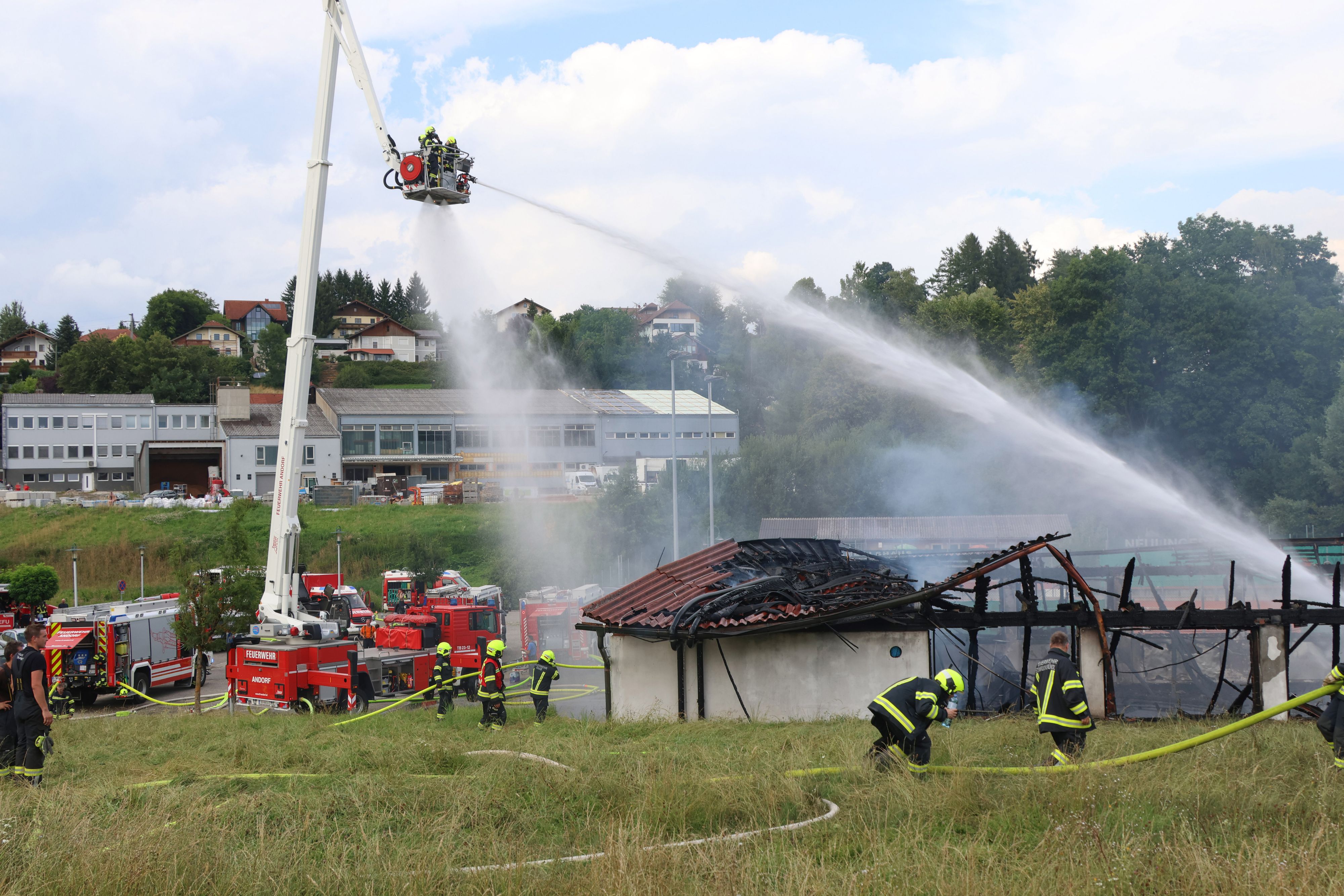 Die Feuerwehrler versuchten alles – doch die Halle in Raab (Bez. Schärding) brannte völlig nieder.