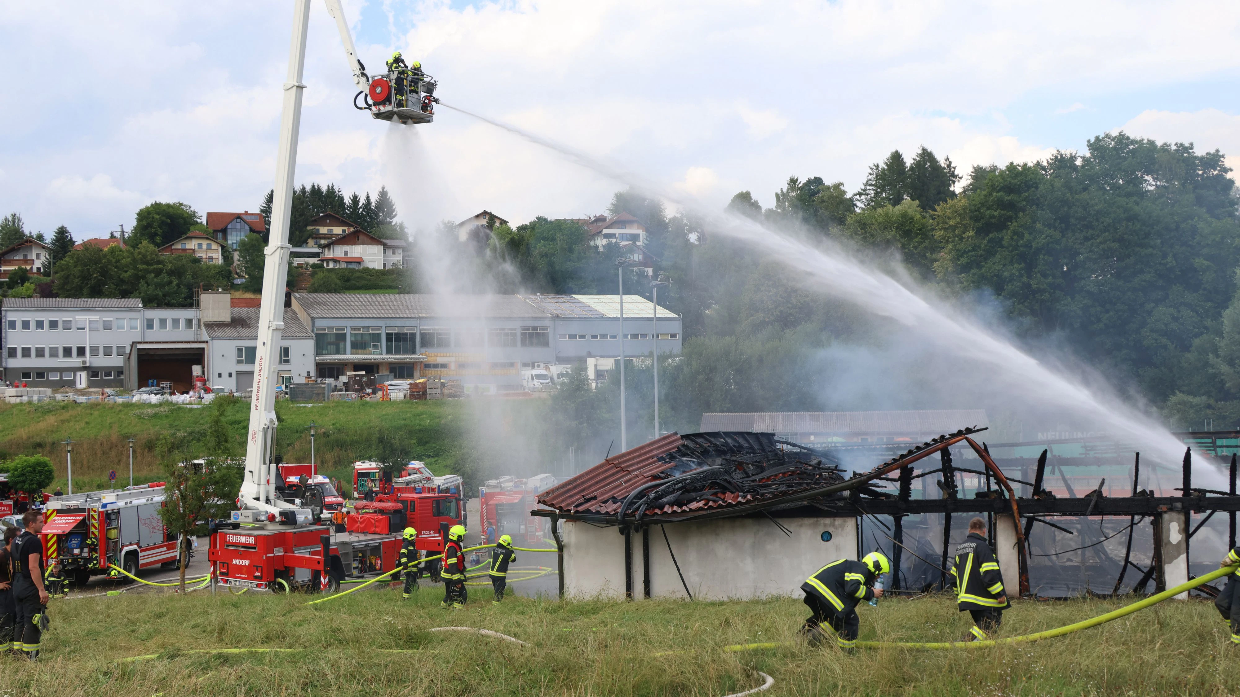 Die Feuerwehrler versuchten alles – doch die Halle in Raab (Bez. Schärding) brannte völlig nieder.