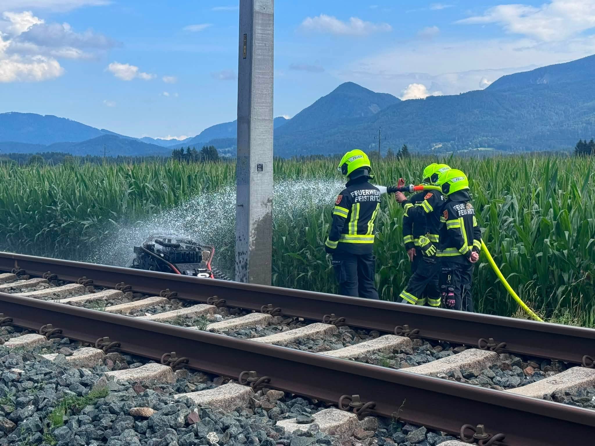 Dieser brennende Mähroboter sorgte am Donnerstagnachmittag für Wirbel in Unterkärnten.