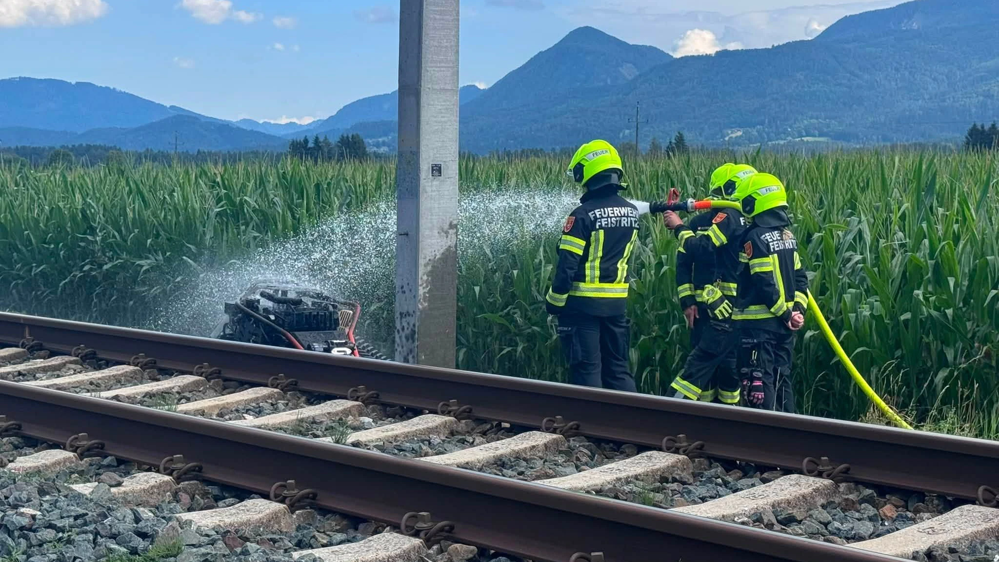 Heute.at - Brennender Mähroboter stoppt Zugverkehr