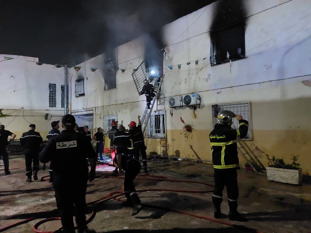 Fürchterliche Brandkatastrophe in einem Kinderheim in Algerien – die Feuerwehr musste zuerst die Gitter vor den Fenstern entfernen, um Eingeschlossene zu befreien