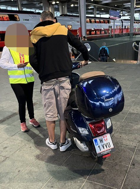 Kein Genierer: Mann mit Vespa fragte einfach nach dem Ausgang.