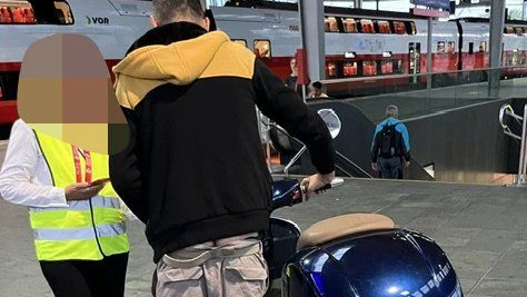 Kein Genierer: Mann mit Vespa fragte einfach nach dem Ausgang.