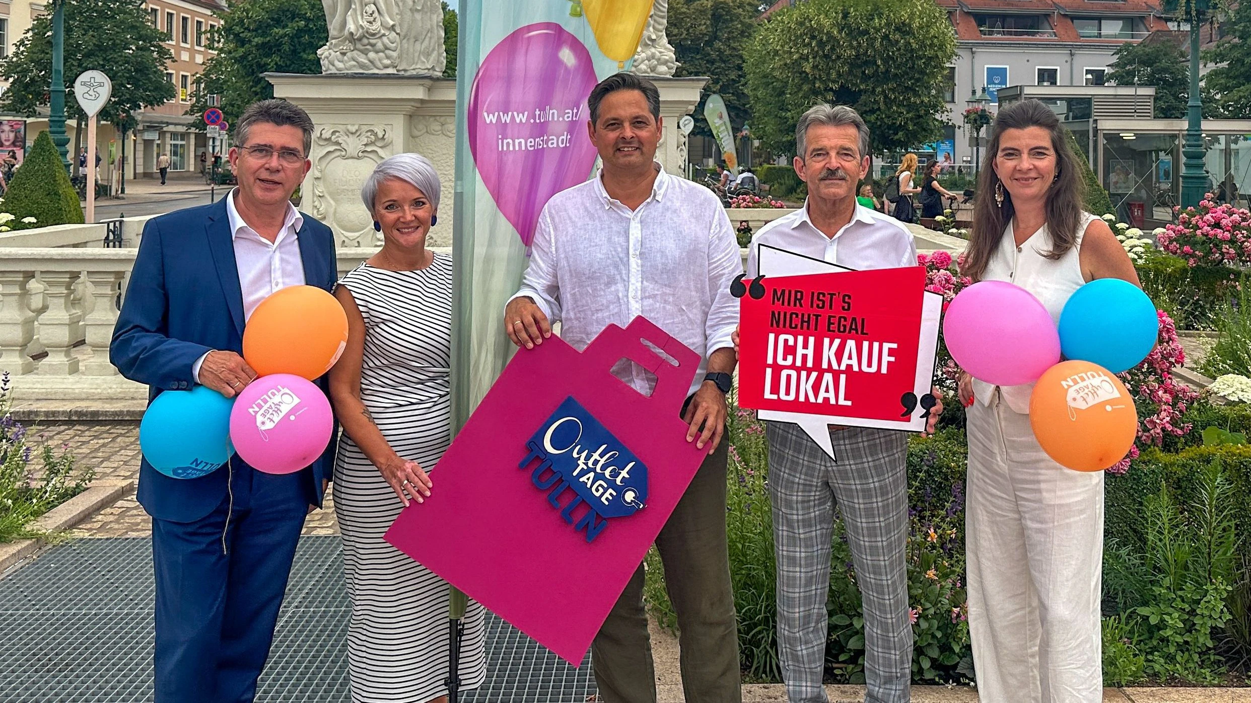 Bereit für die Outlet-Tage in Tulln: Bürgermeister Mag. Peter Eisenschenk, Sabine Riederer (stellvertretendeCenterleiterin der Rosenarcade), Wirtschaftsstadtrat Mag. Lucas Sobotka, Johann Figl (Wirtschaftskammer NÖ),und Mag. Katharina Gfrerer (Centerleiterin der Rosenarcade).