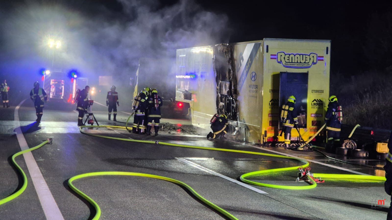 Mit insgesamt fünf Strahlrohren bekämpften die Einsatzkräfte das Feuer von beiden Seiten und aus dem Inneren des Aufliegers.