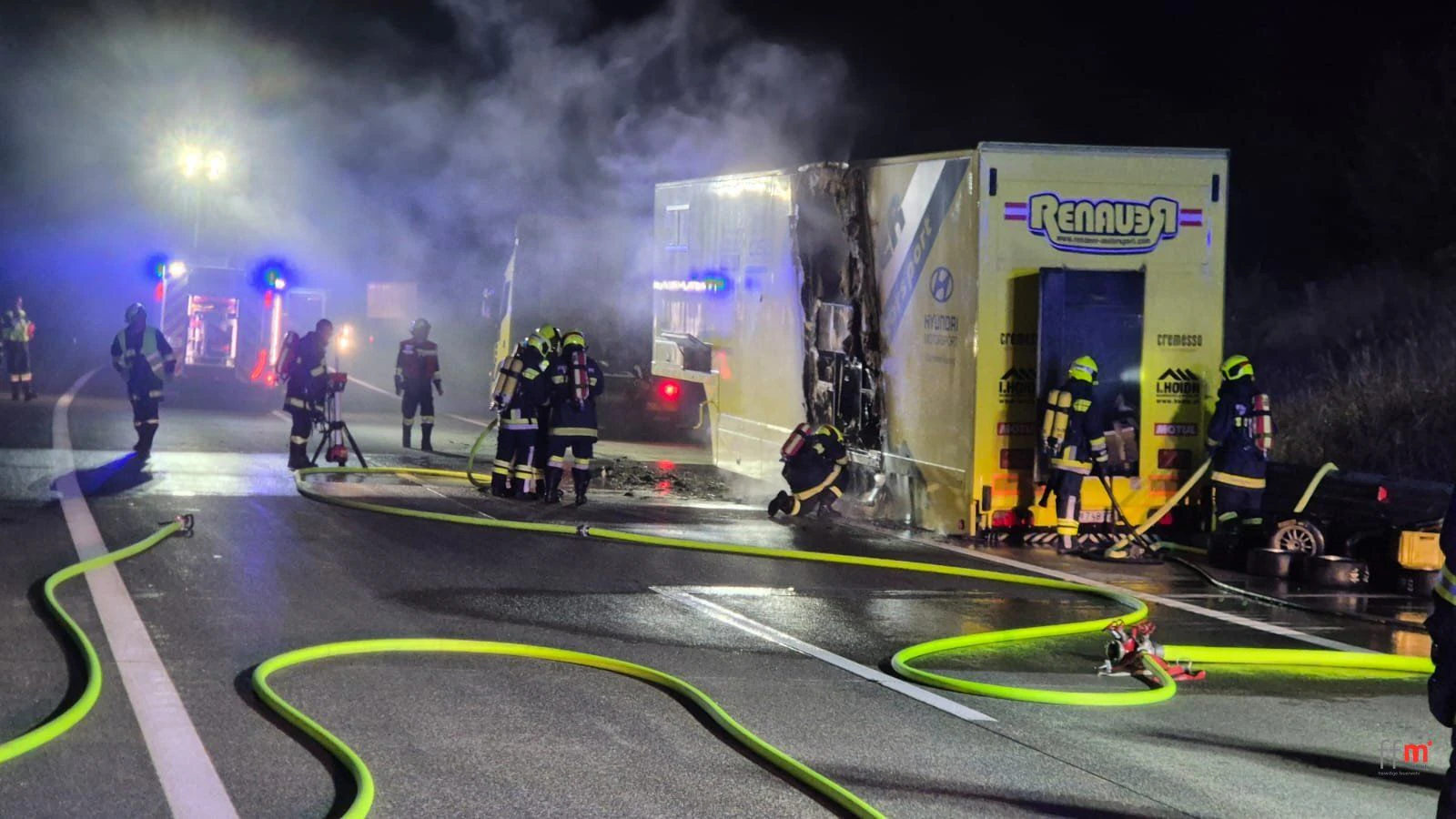 Mit insgesamt fünf Strahlrohren bekämpften die Einsatzkräfte das Feuer von beiden Seiten und aus dem Inneren des Aufliegers.