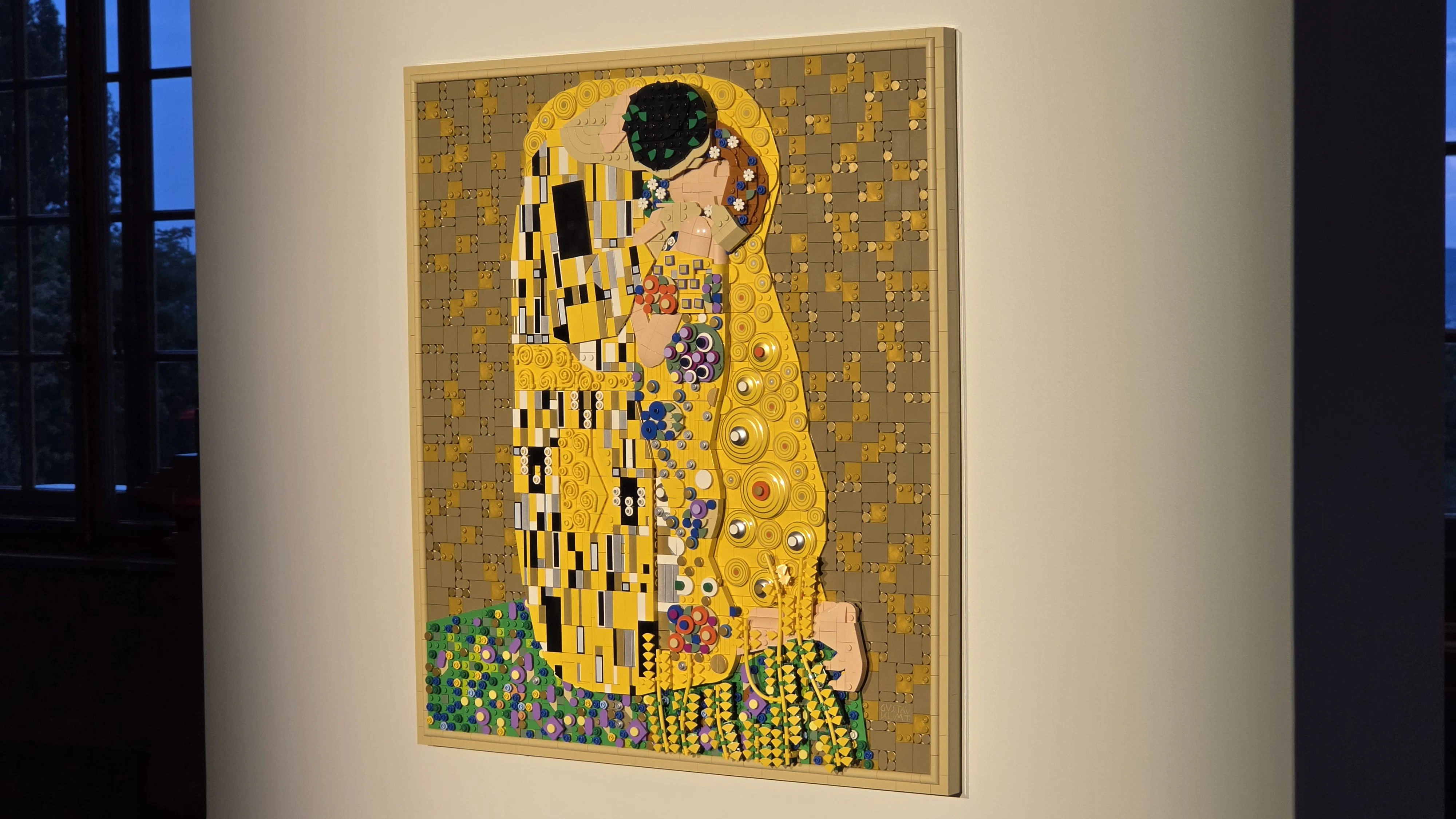 Das bisher größte LEGO-Art-Set mit 4.000 Teilen zeigt Klimts berühmten "Kuss".