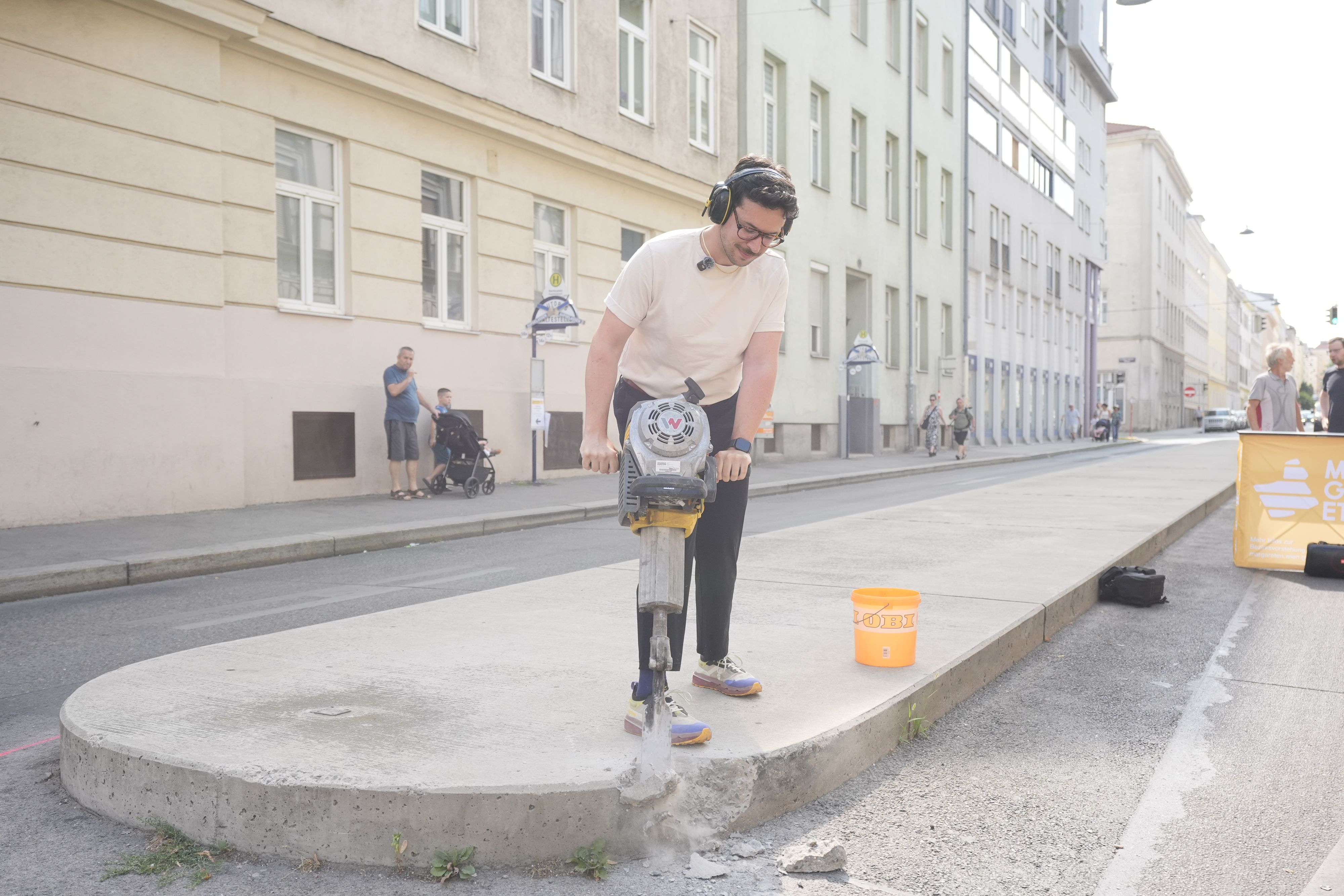 Bezirksvorsteher Michael Luxenberger griff selbst zum Drucklufthammer.