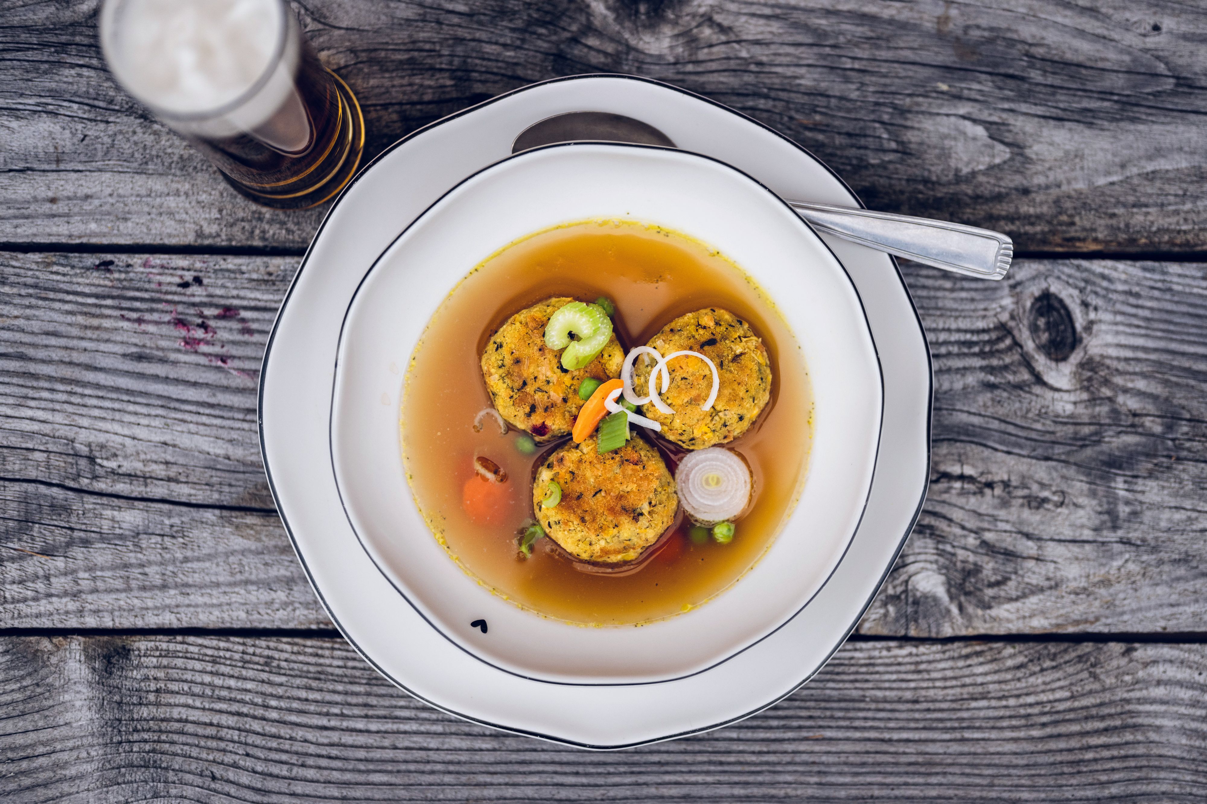 Die vegane Pressknödel-Suppe ist eines der kulinarischen Aushängeschilder der Franz Fischer Hütte.