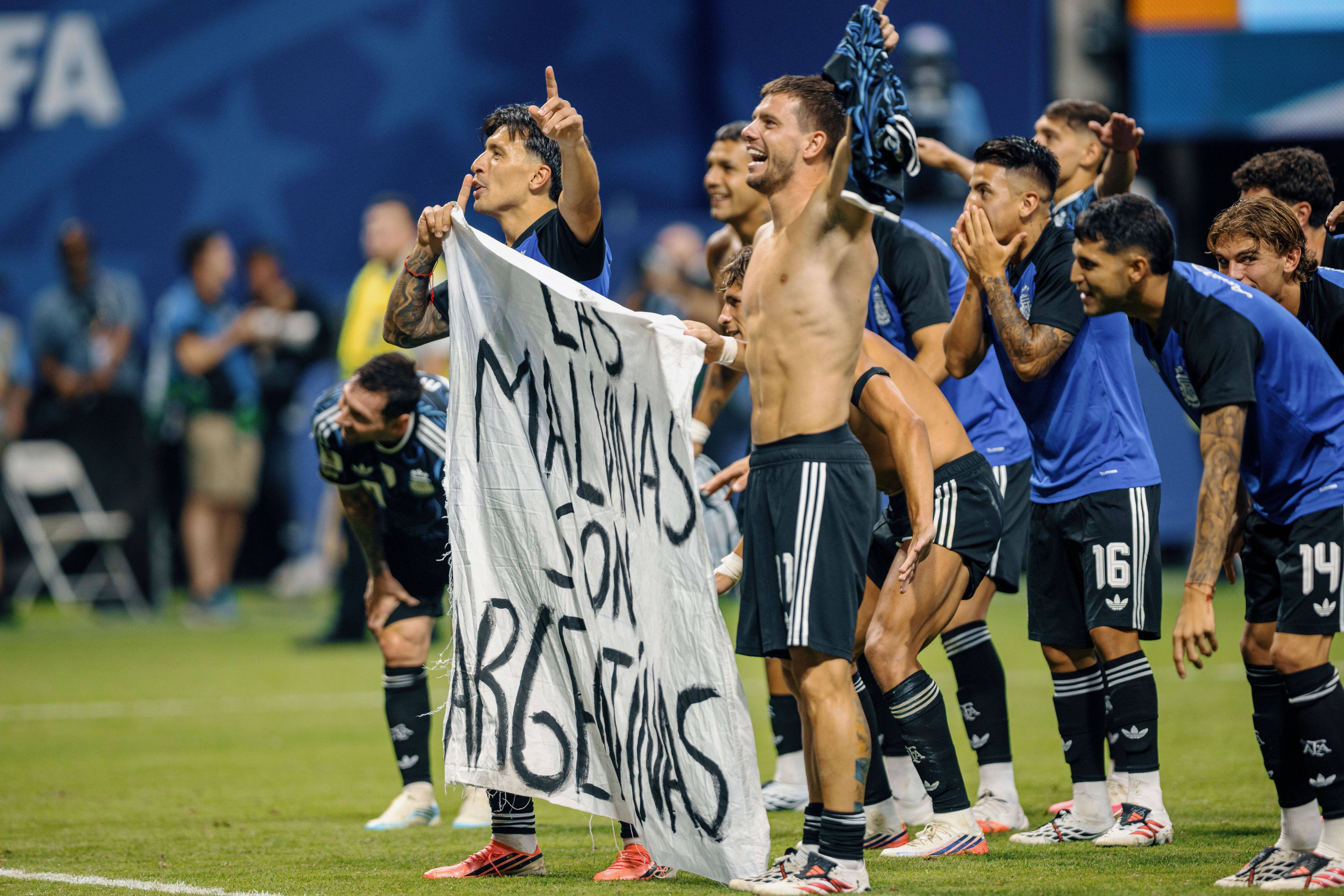 Die Spieler halten das Banner.