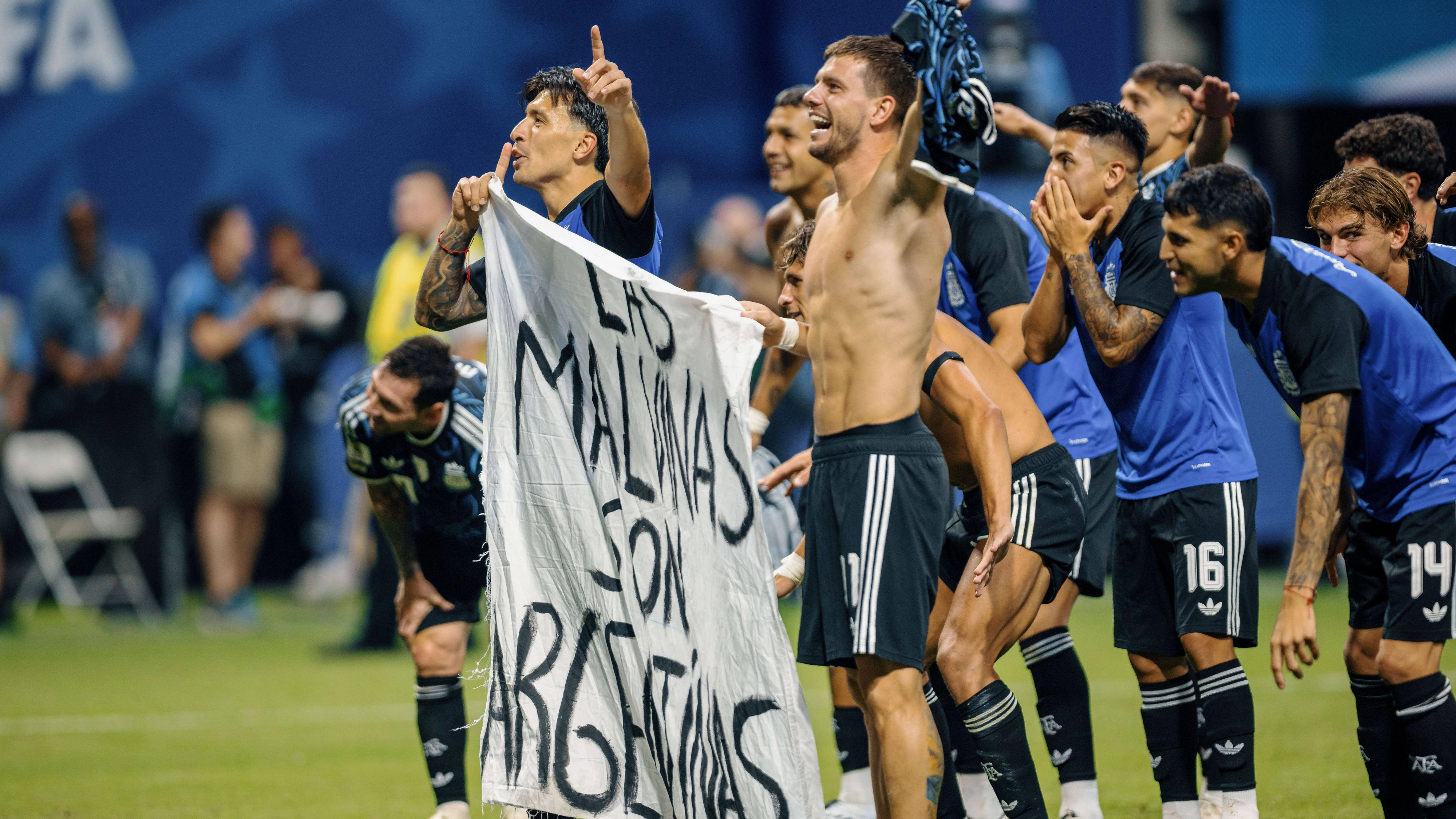 England vs Argentina ATLANTA, GE - 15.07.2026: ENGLAND VS ARGENTINA - Argentine players hold a banner with the phrase &quotLas Malvinas Son Argentinas&quot after their victory over England in the semi-final match of the 2026 World Cup, held at the Mercedes-Benz Stadium in Atlanta, United States. Photo: Marcelo Machado de Melo/Fotoarena x2985554x PUBLICATIONxNOTxINxBRA MarceloxMachadoxdexMelo