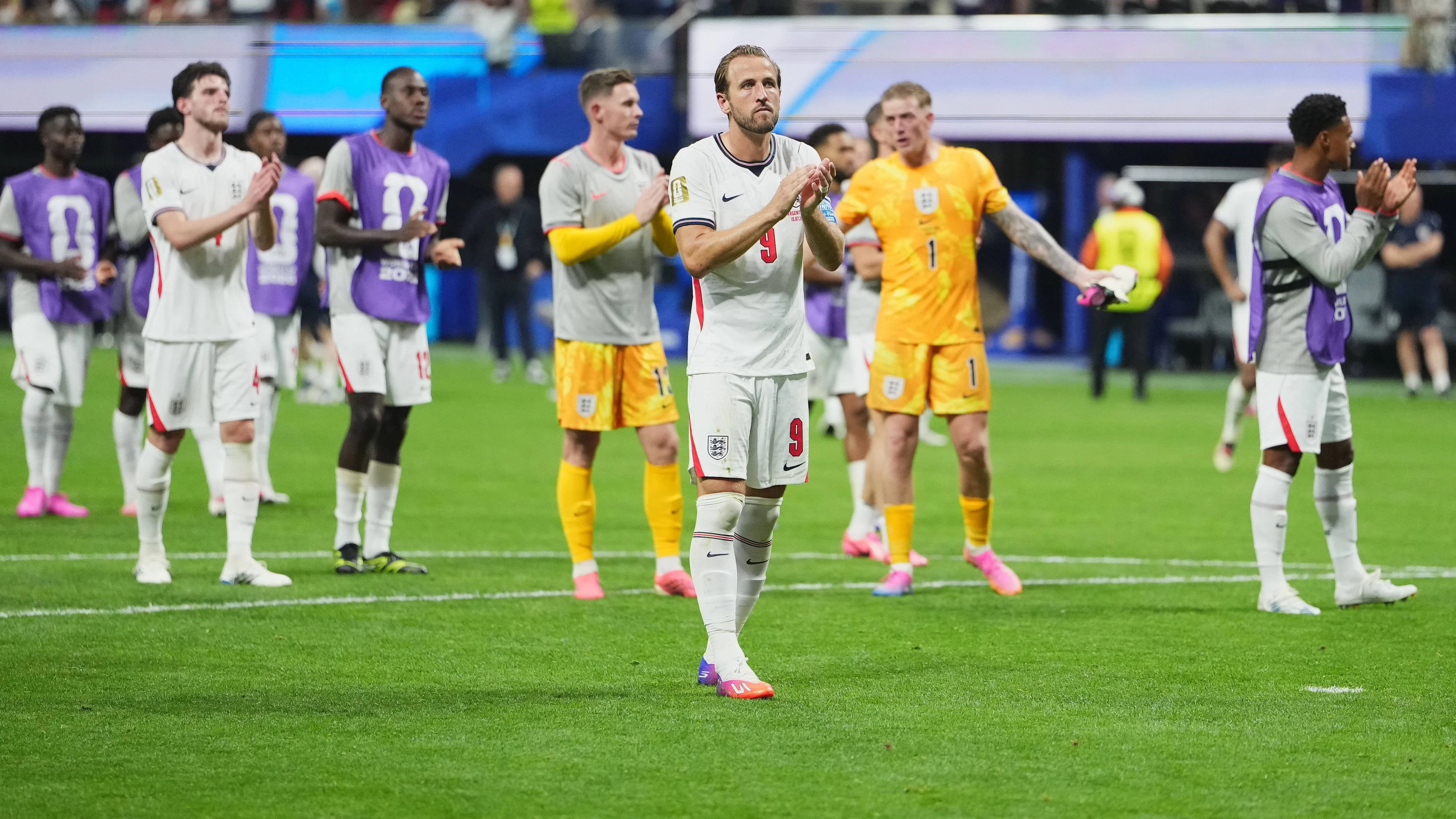 260716 -- ATLANTA, July 16, 2026 -- Harry Kane front of England greets spectators after the semifinal match between Argentina and England at the 2026 FIFA World Cup, WM, Weltmeisterschaft, Fussball at Atlanta Stadium in Atlanta, the United States, July 15, 2026. SPU.S.-ATLANTA-FOOTBALL-FIFA WORLD CUP-SEMIFINAL-ARG VS ENG XuxChang PUBLICATIONxNOTxINxCHN SPU.S.-ATLANTA-FOOTBALL-FIFA WORLD CUP-SEMIFINAL-ARG VS ENG IMAGO/XuxChang PUBLICATIONxNOTxINxCHN imago images 0861758221