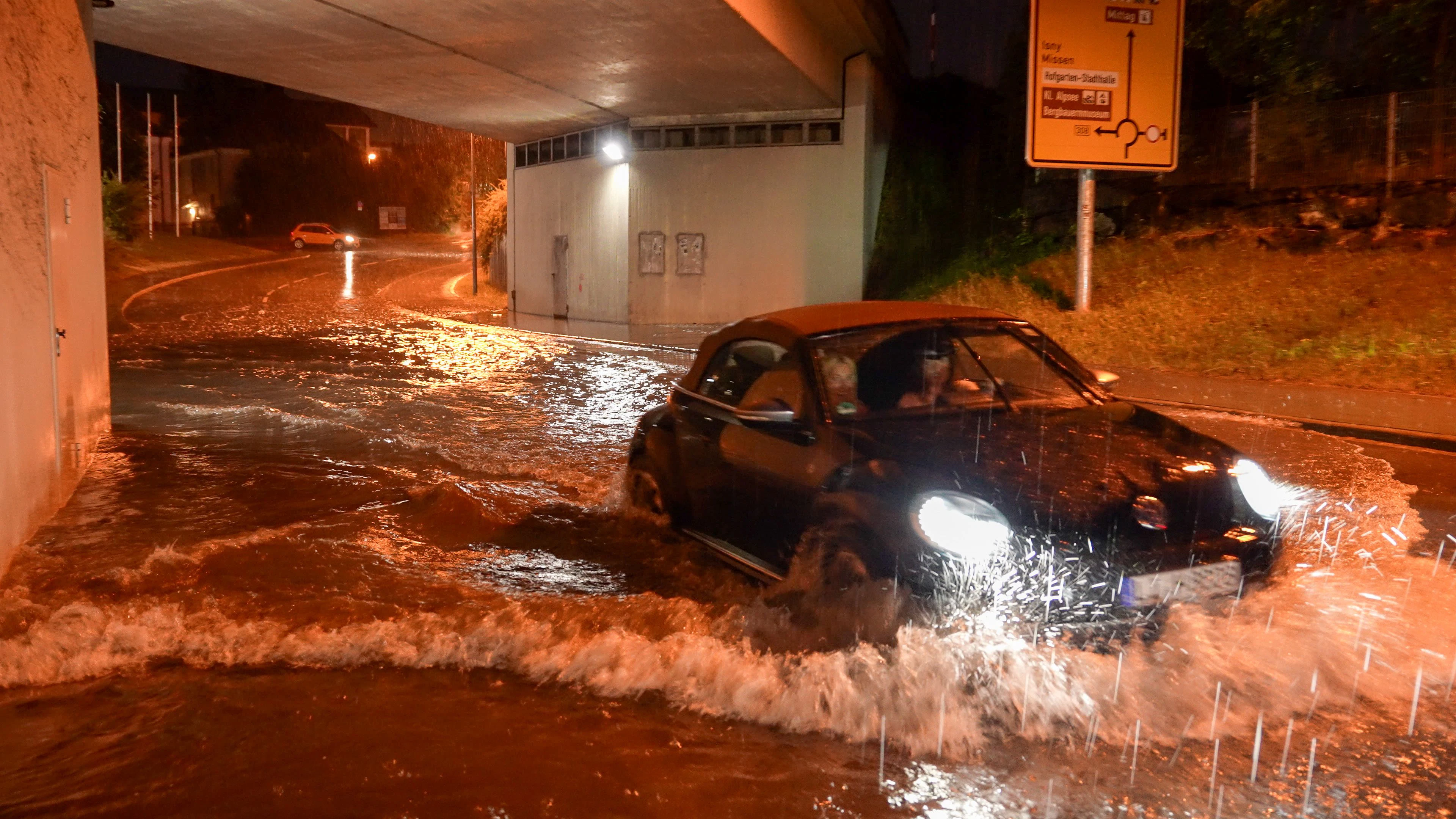 Ein Gewitter mit Starkregen zieht auf.