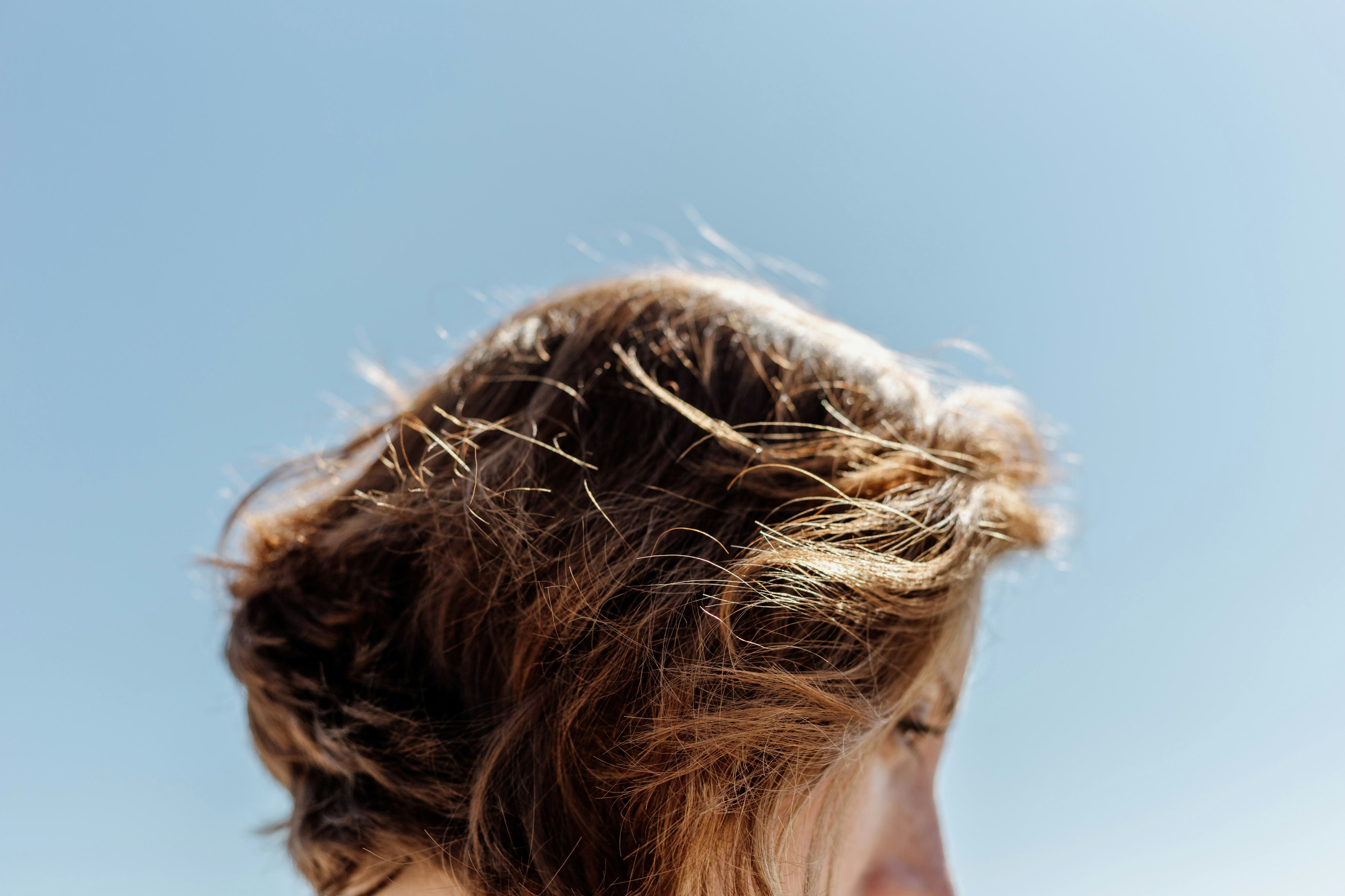 Sonne, Hitze und Salzwasser greifen die Haare an.