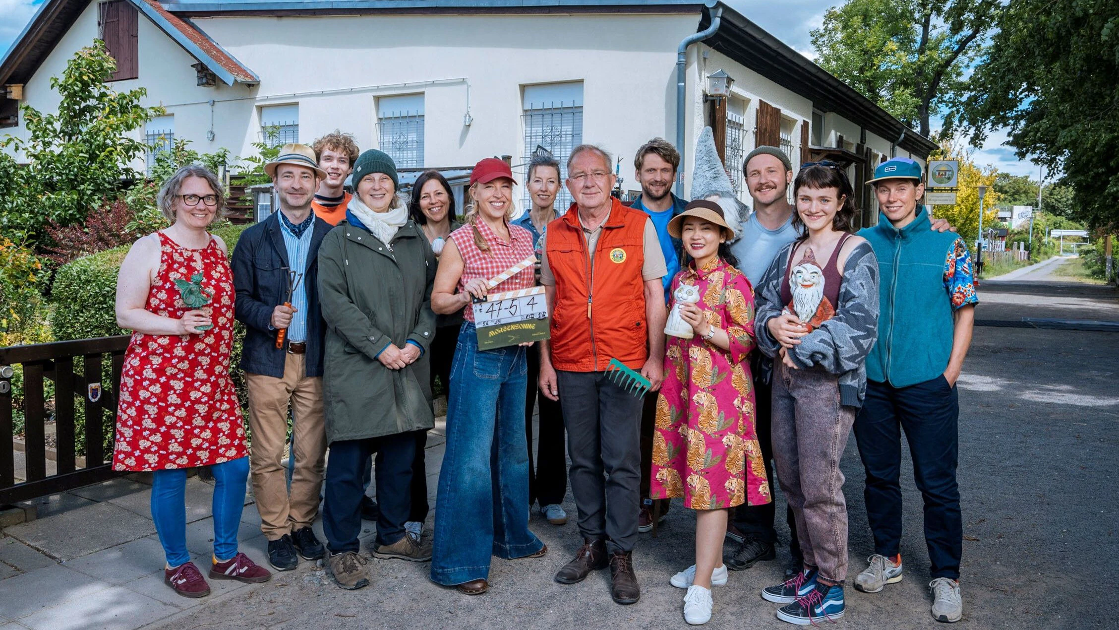 Am Set von "Morgensonne": Drehbuchautorin Gisela Wehrl, Produzent Thomas Král, Lino Gaier, Drehbuchautorin Ruth Olshan, Nicole Zscherny (Herstellungsleitung MDR), Nina Proll, Franka Bauer (Redaktion MDR), Uwe Preuss, Steve Windolf, Mai Duong Kieu, Robert Höller, Klara Kleinheins und Kamerafrau Katharina Dießner (v.l.).